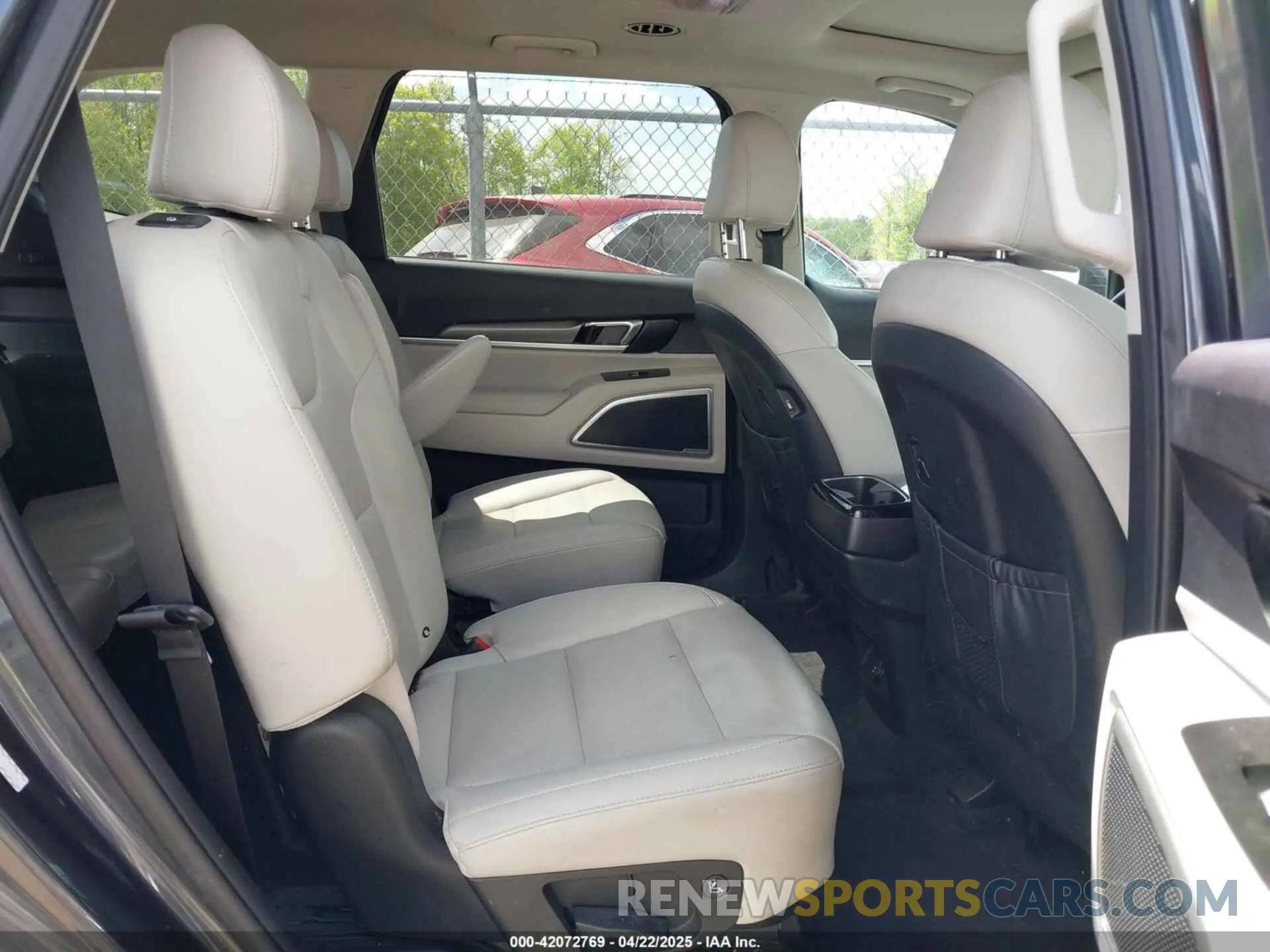 8 Photograph of a damaged car 5XYP64HC7LG018450 KIA TELLURIDE 2020