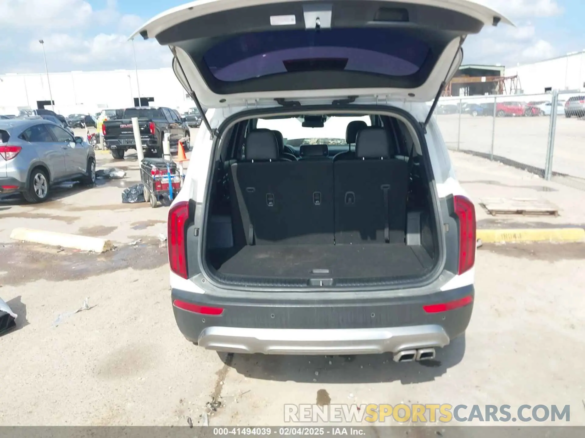 17 Photograph of a damaged car 5XYP64HC7LG063534 KIA TELLURIDE 2020