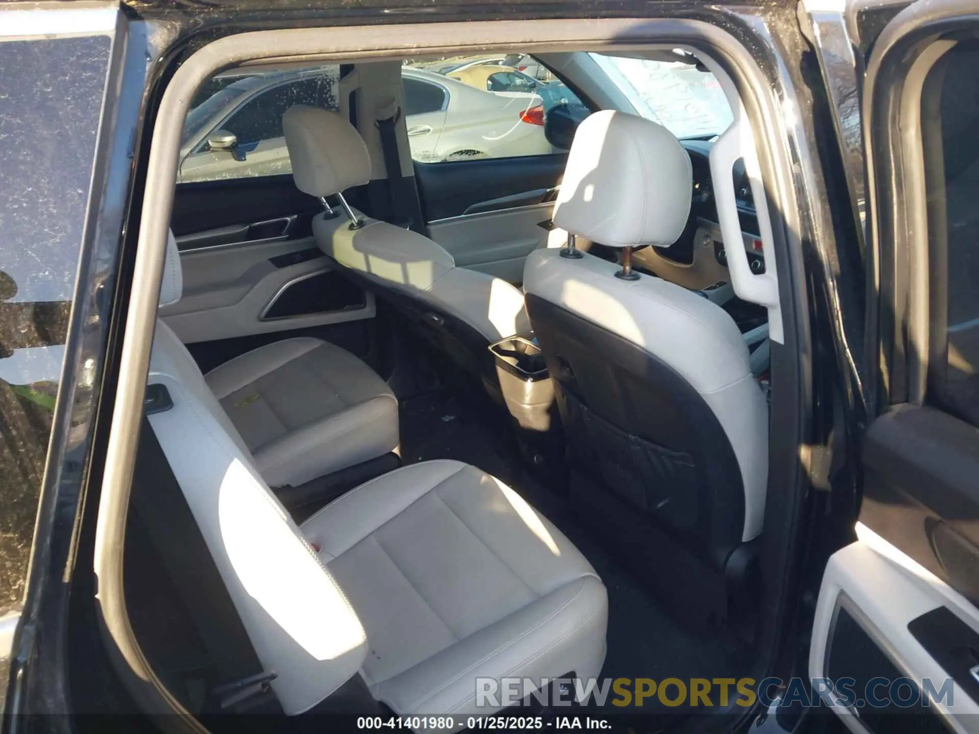 8 Photograph of a damaged car 5XYP64HC9LG012245 KIA TELLURIDE 2020