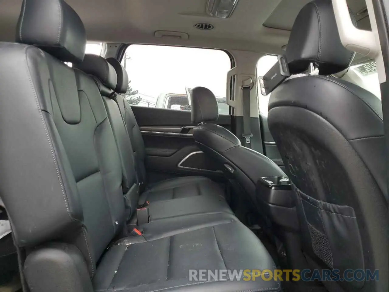 11 Photograph of a damaged car 5XYP6DHC0LG015809 KIA TELLURIDE 2020