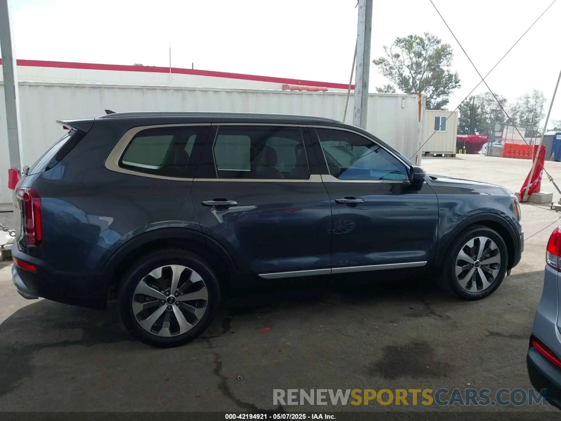 13 Photograph of a damaged car 5XYP6DHC4LG003064 KIA TELLURIDE 2020