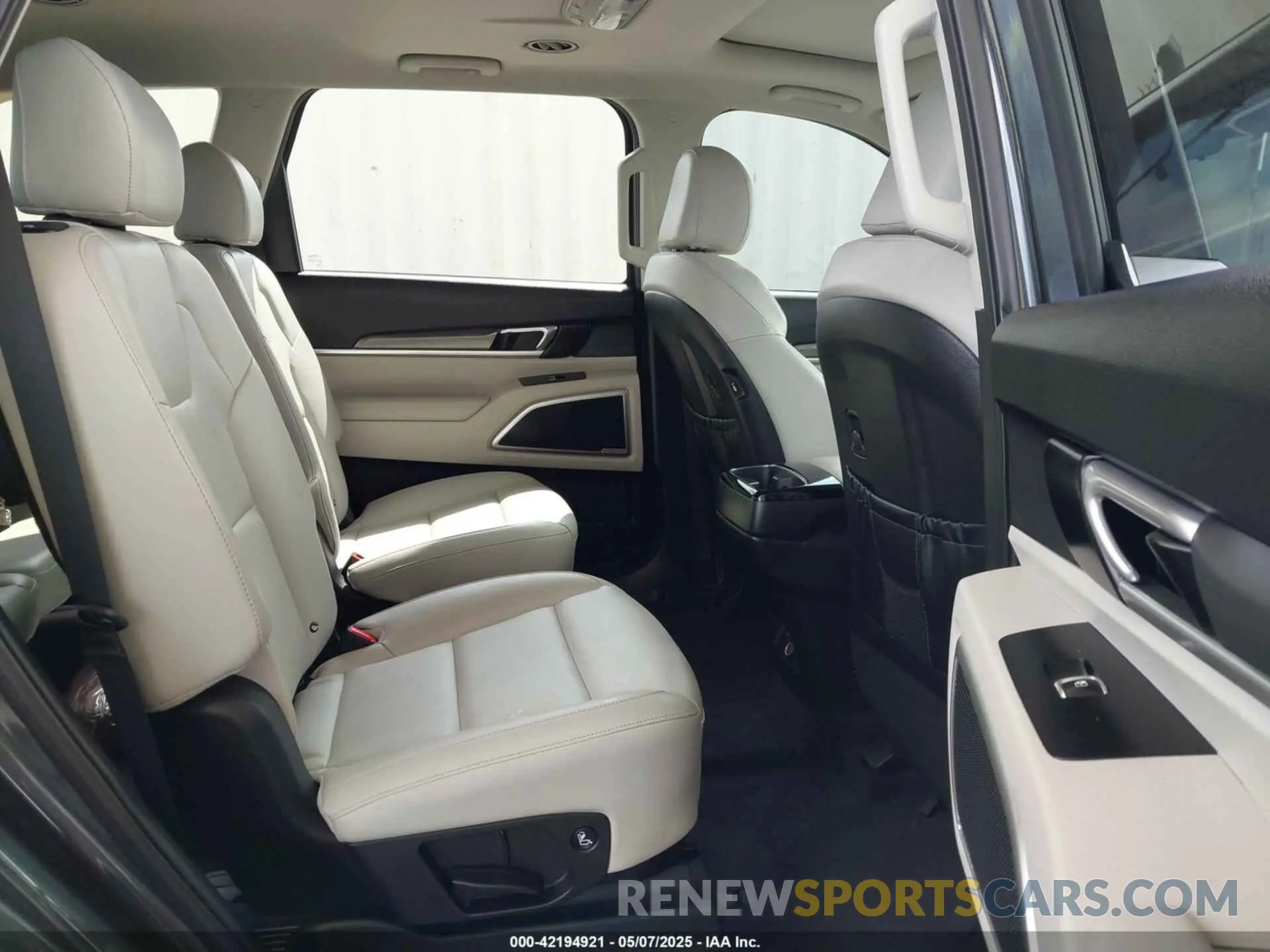 8 Photograph of a damaged car 5XYP6DHC4LG003064 KIA TELLURIDE 2020