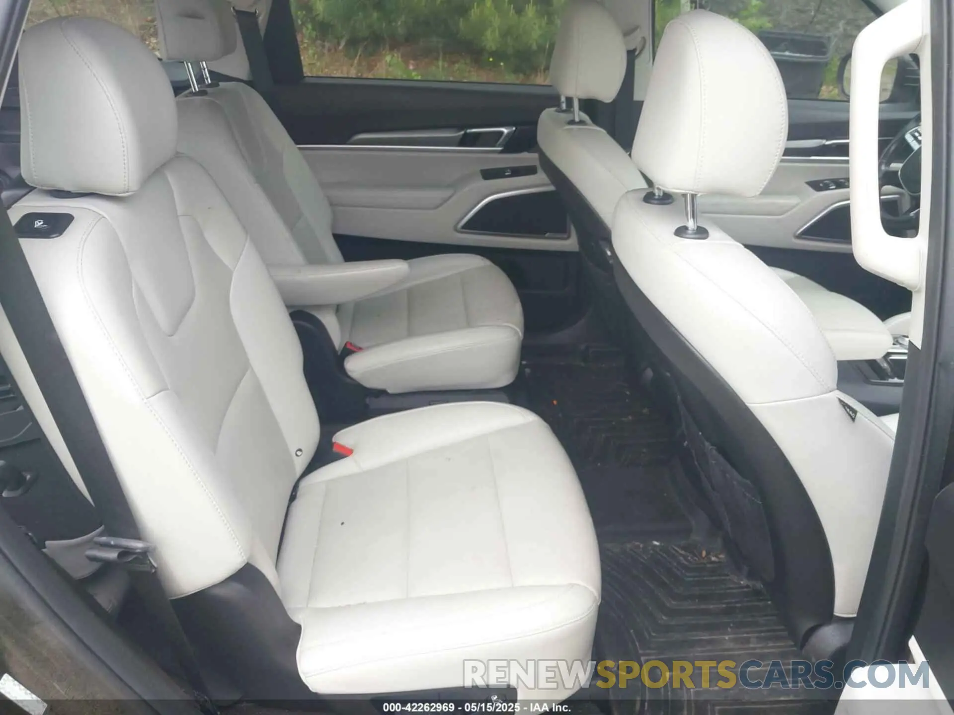 8 Photograph of a damaged car 5XYP6DHC5LG067288 KIA TELLURIDE 2020