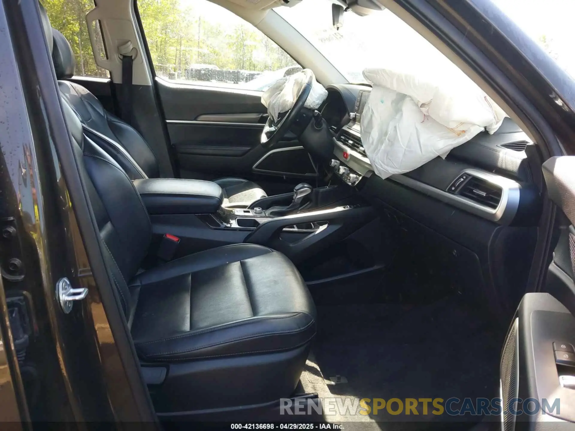5 Photograph of a damaged car 5XYP6DHC7LG030744 KIA TELLURIDE 2020