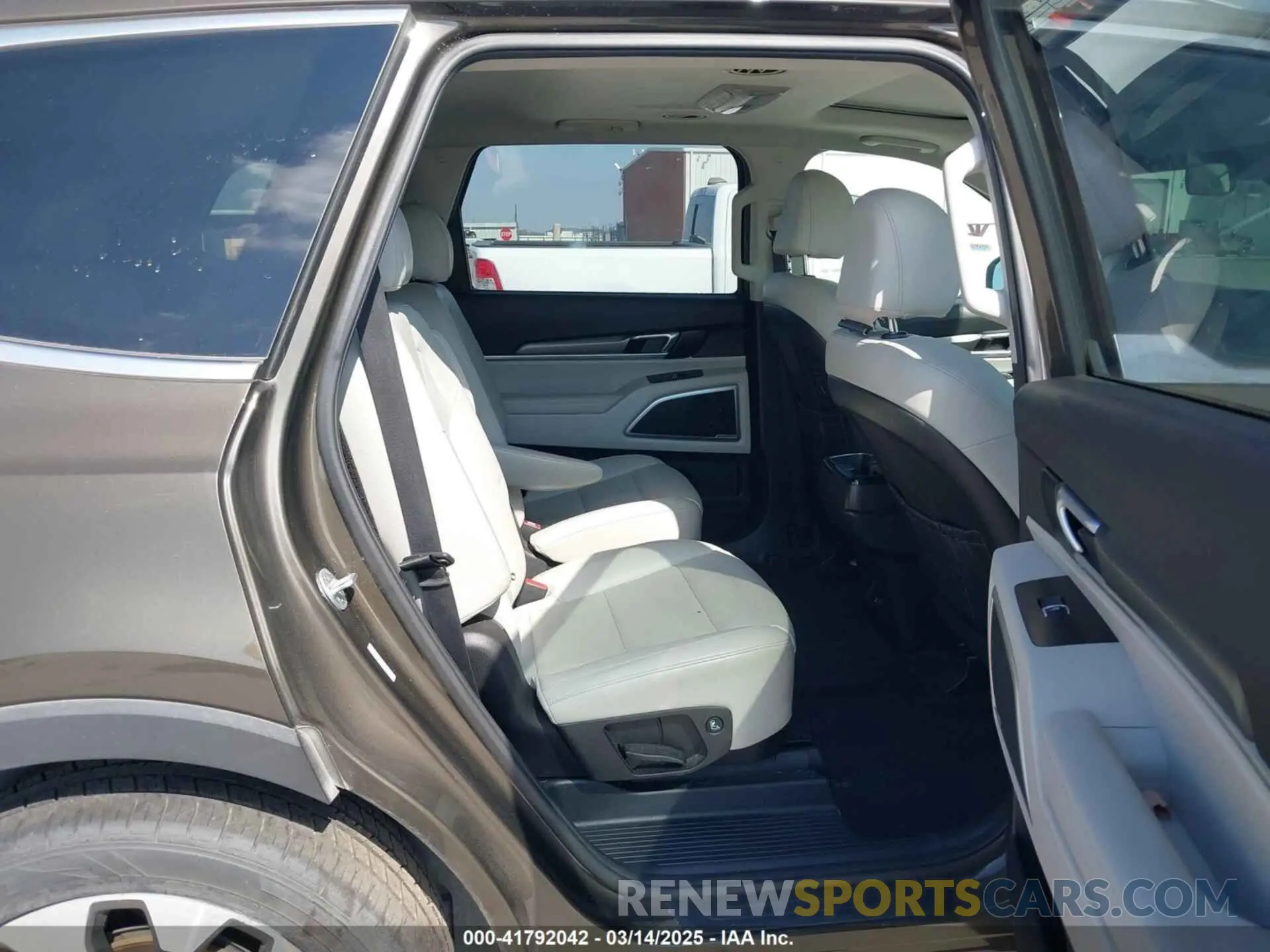 8 Photograph of a damaged car 5XYP6DHC8LG003651 KIA TELLURIDE 2020