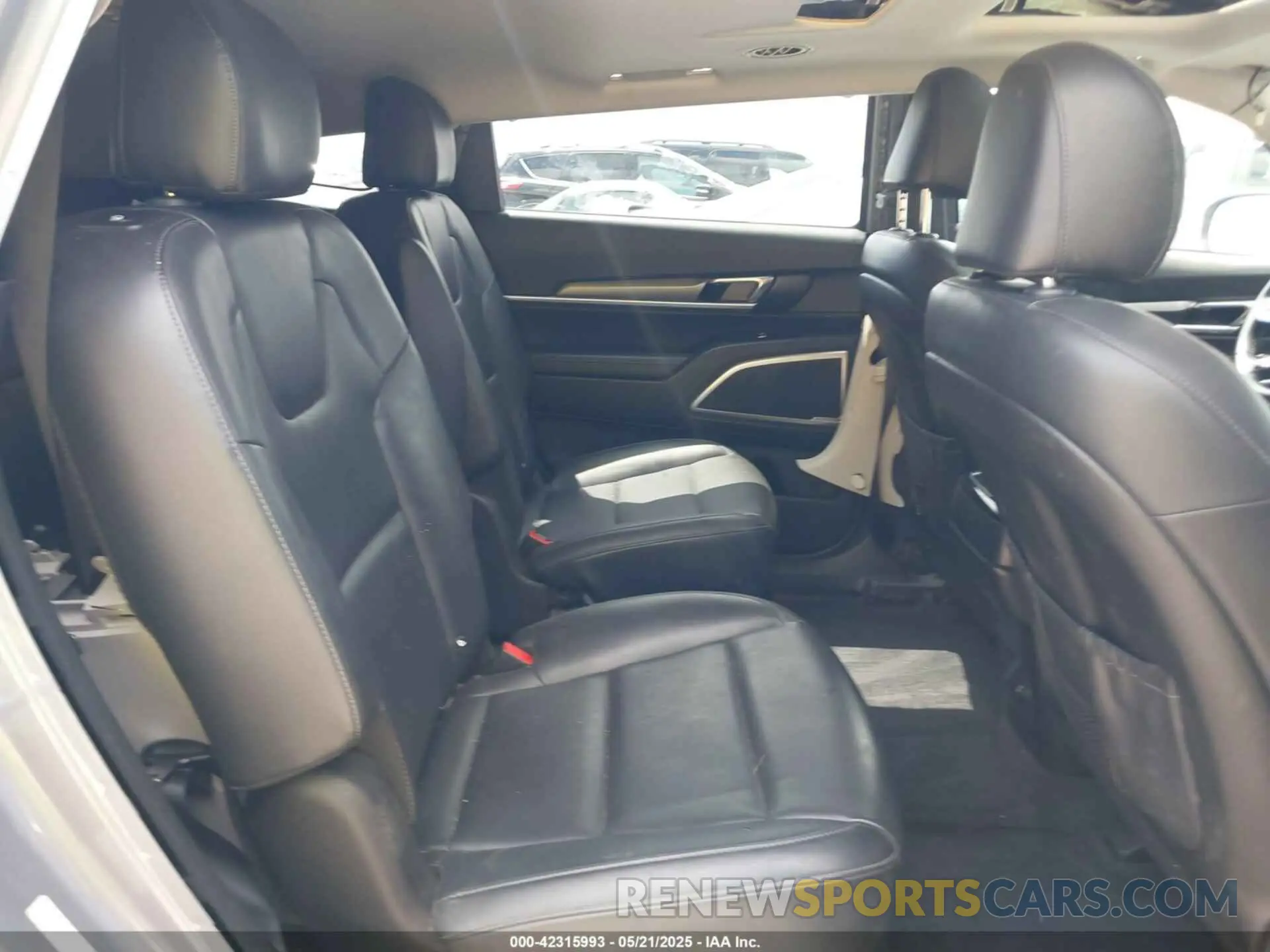8 Photograph of a damaged car 5XYP6DHC8LG023365 KIA TELLURIDE 2020