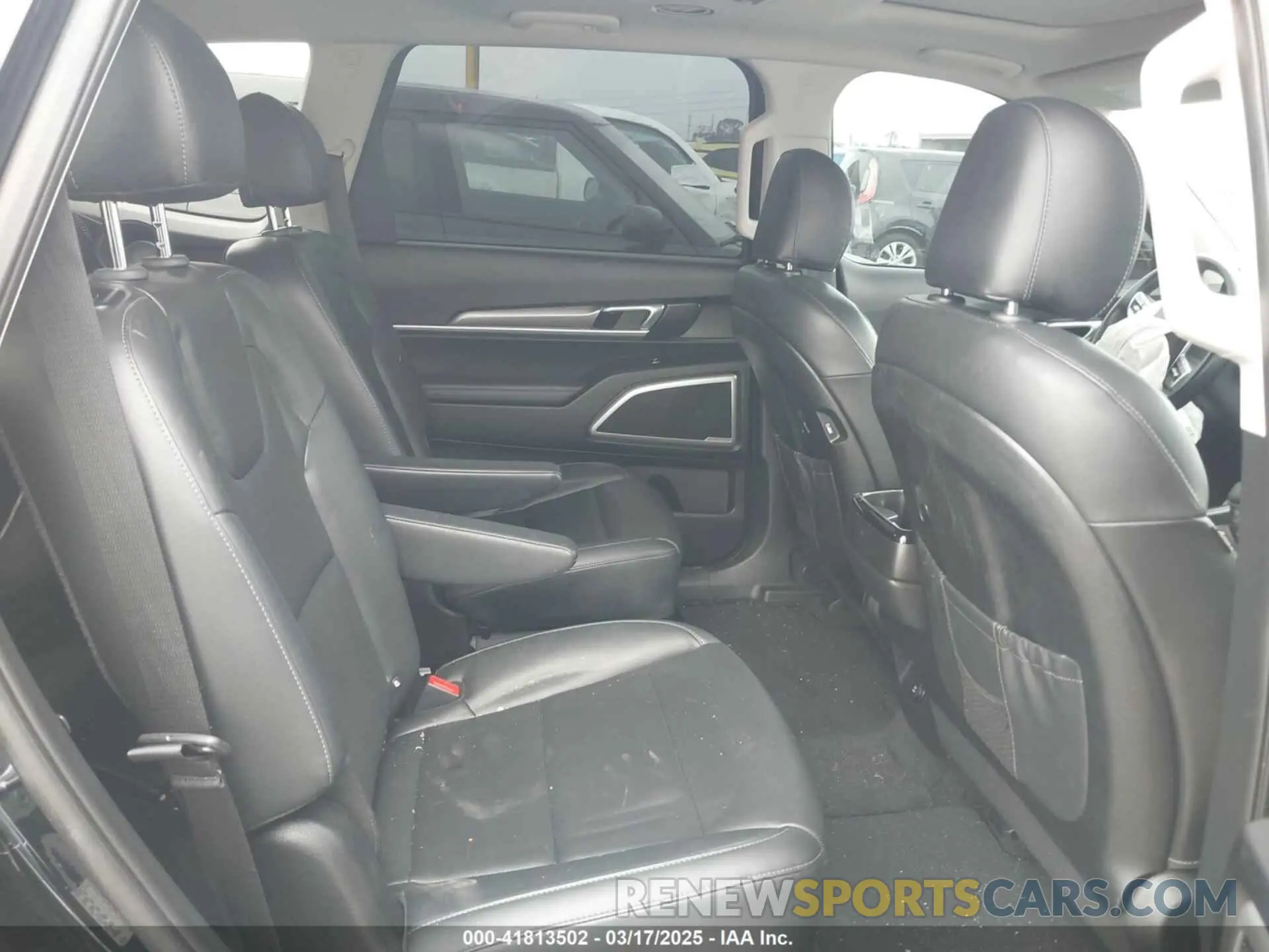 8 Photograph of a damaged car 5XYP64HC4MG111198 KIA TELLURIDE 2021