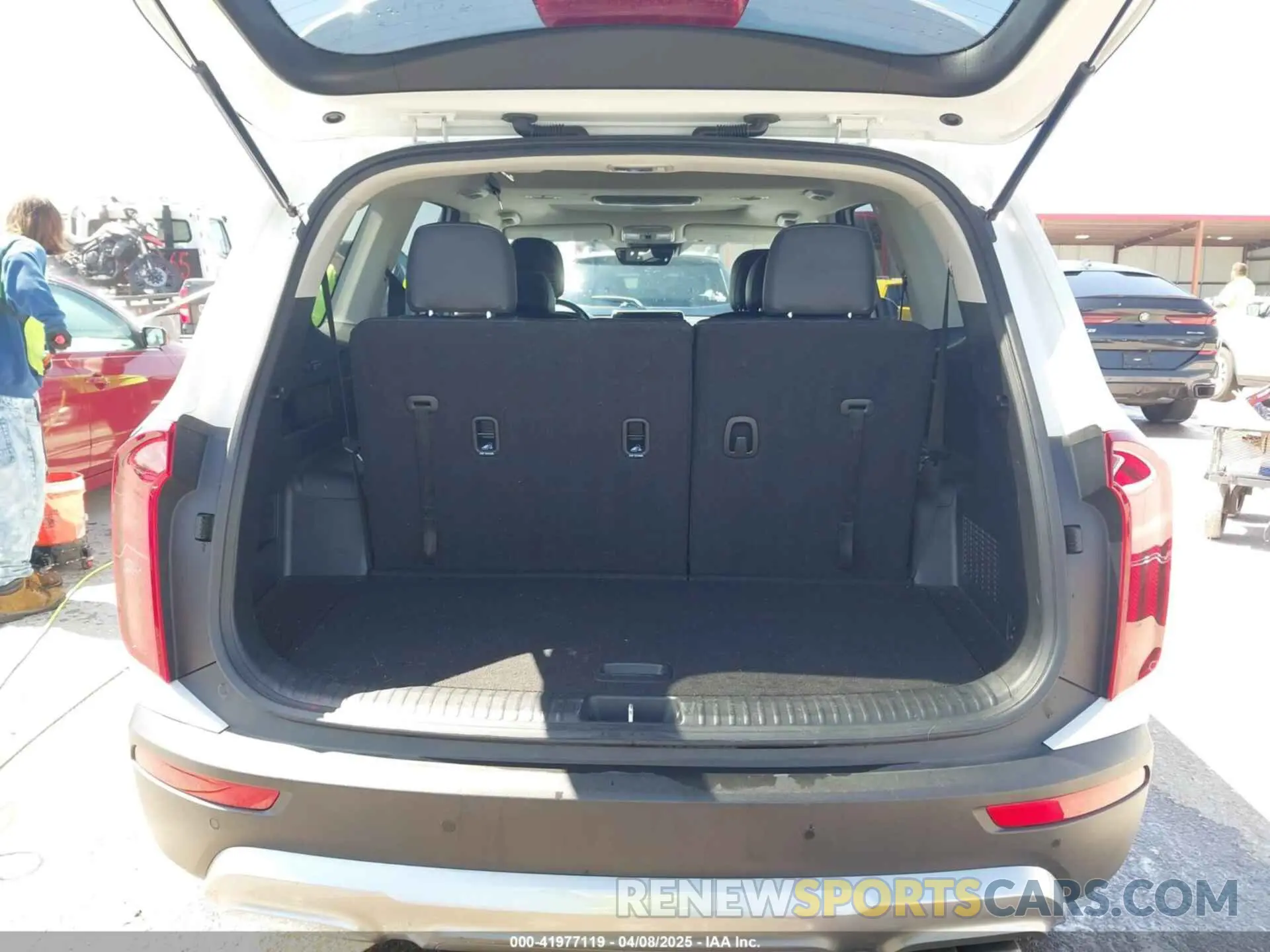 17 Photograph of a damaged car 5XYP6DHC3MG125920 KIA TELLURIDE 2021