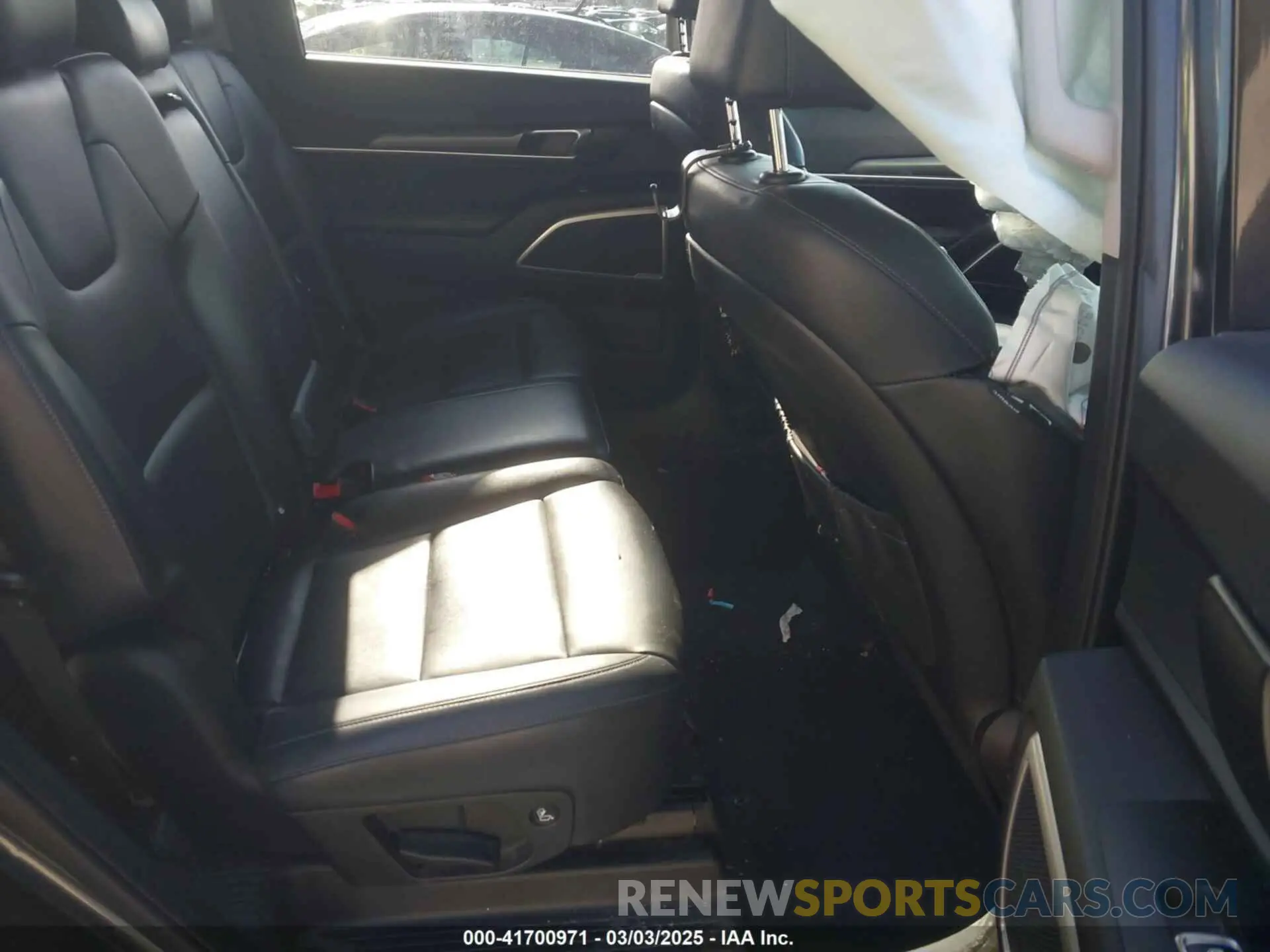 8 Photograph of a damaged car 5XYP2DHC2NG204332 KIA TELLURIDE 2022