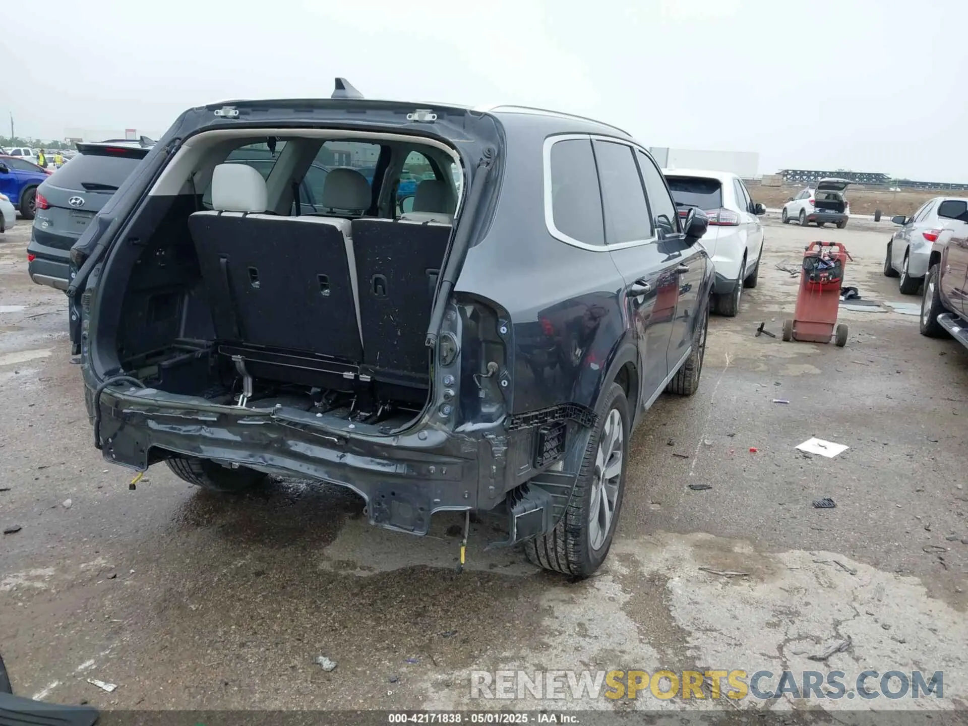 4 Photograph of a damaged car 5XYP34HC0NG195434 KIA TELLURIDE 2022