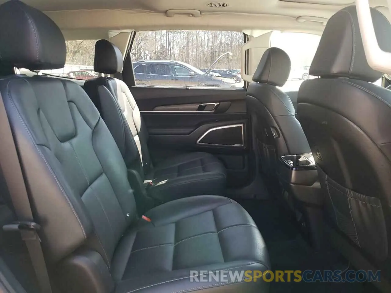 11 Photograph of a damaged car 5XYP3DHC1NG303334 KIA TELLURIDE 2022