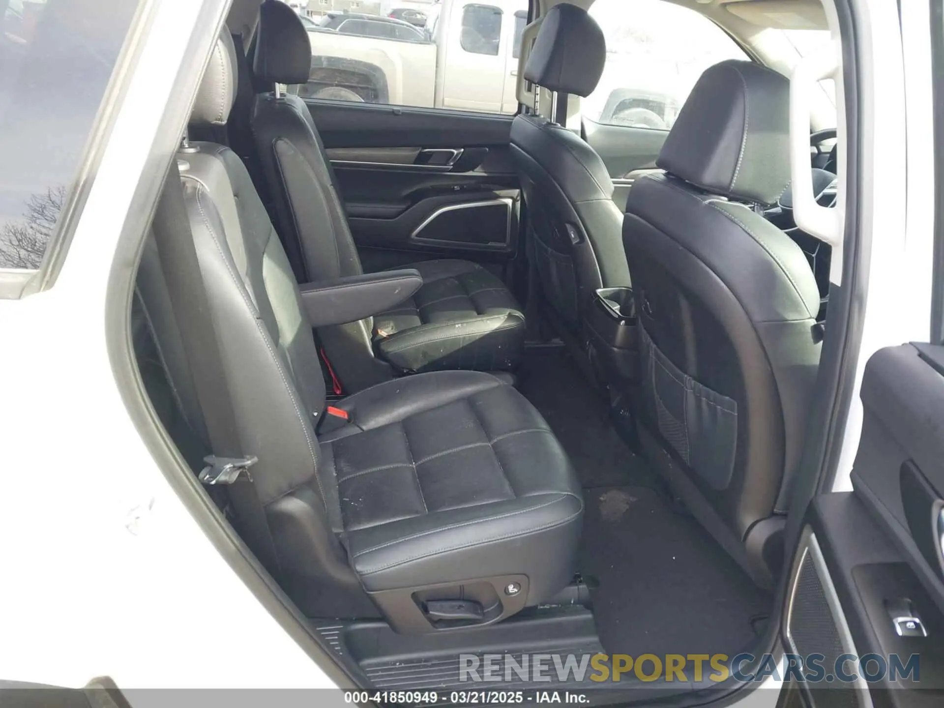 8 Photograph of a damaged car 5XYP3DHC3NG204367 KIA TELLURIDE 2022