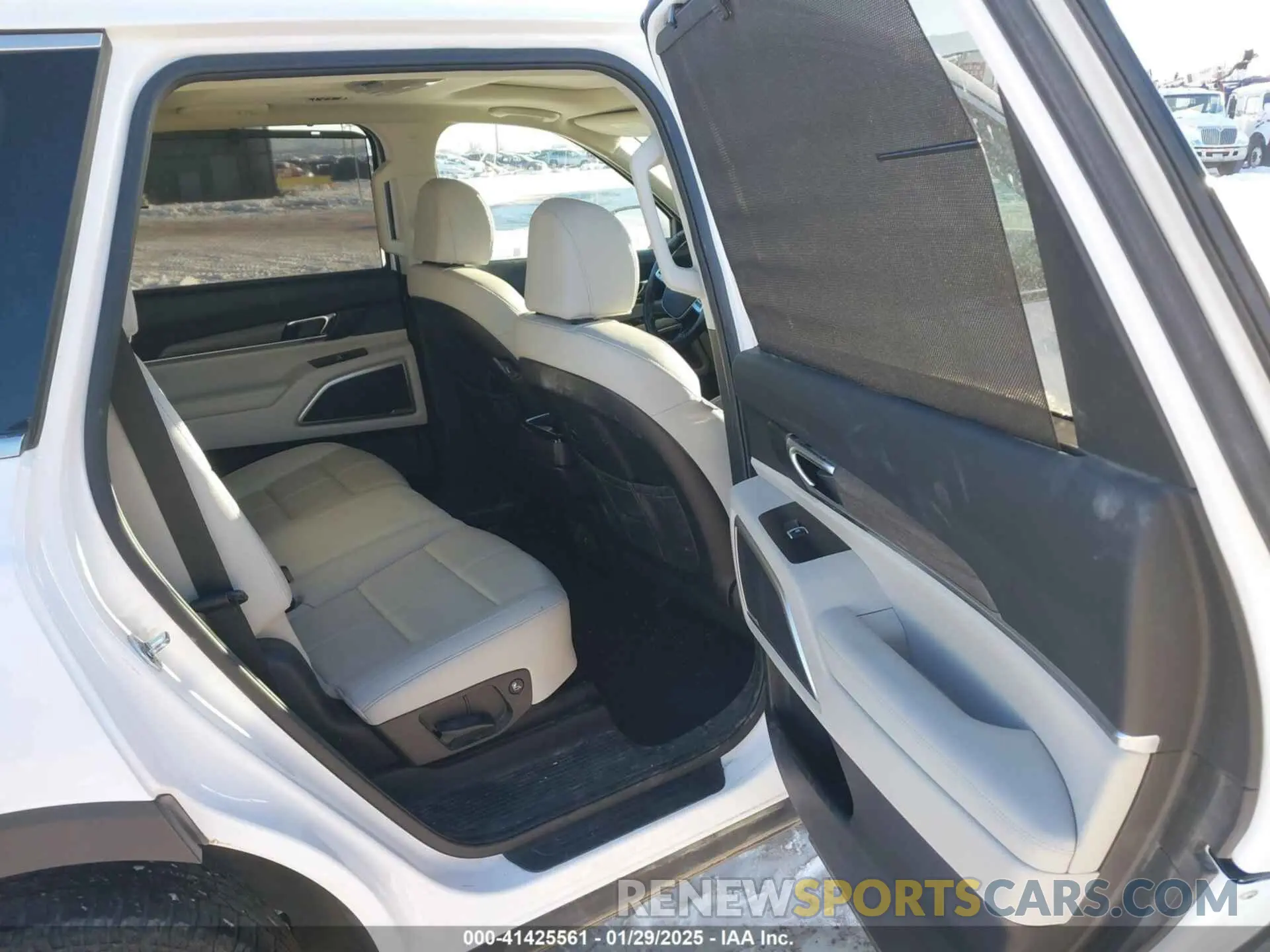 8 Photograph of a damaged car 5XYP3DHC3NG247588 KIA TELLURIDE 2022