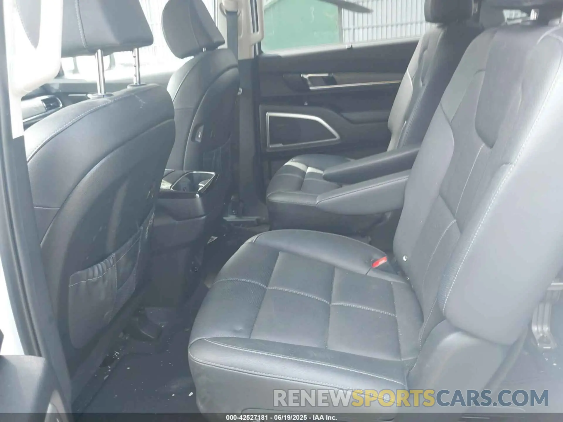 8 Photograph of a damaged car 5XYP3DHC4NG253612 KIA TELLURIDE 2022