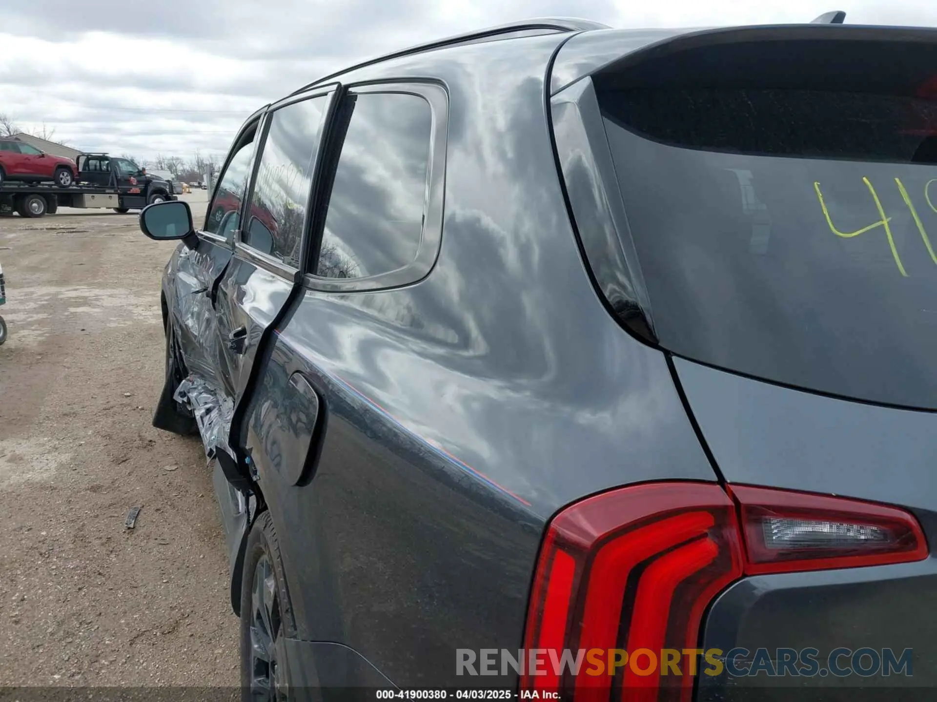 17 Photograph of a damaged car 5XYP3DHC6NG218702 KIA TELLURIDE 2022