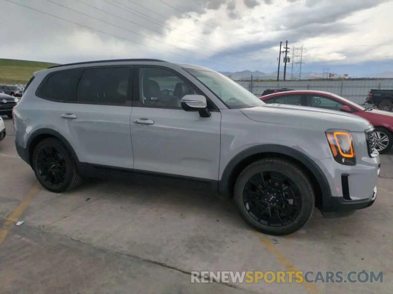 4 Photograph of a damaged car 5XYP3DHC9NG313528 KIA TELLURIDE 2022