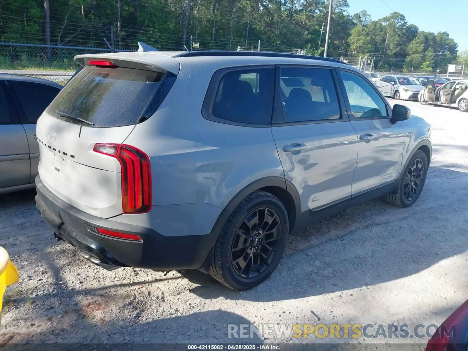 4 Photograph of a damaged car 5XYP5DHC0NG212114 KIA TELLURIDE 2022