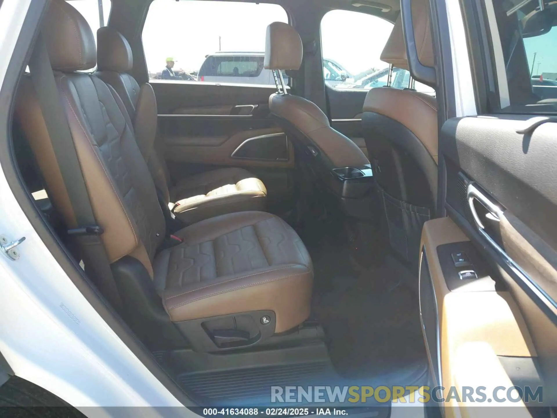 8 Photograph of a damaged car 5XYP5DHC0NG275634 KIA TELLURIDE 2022