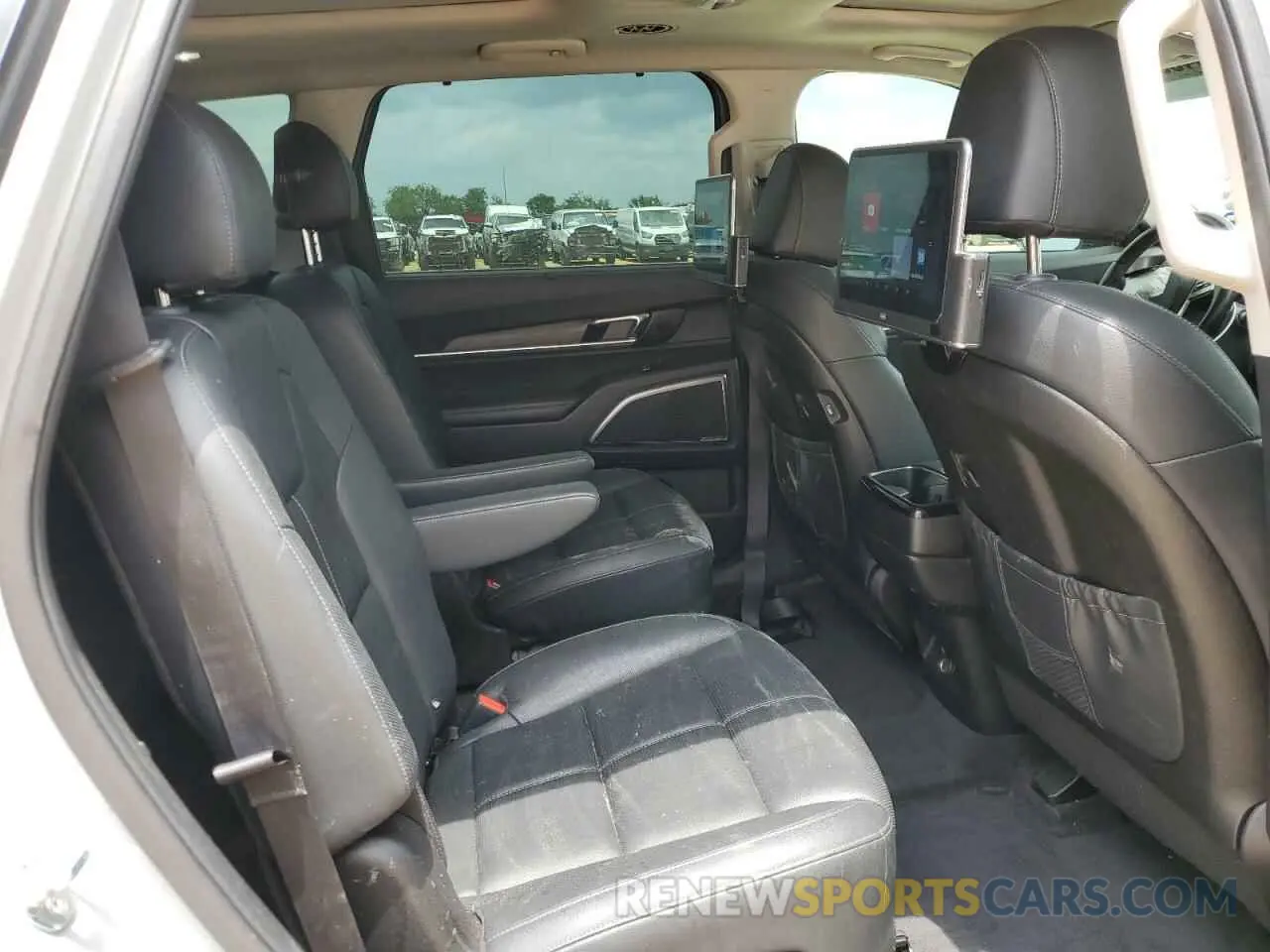 11 Photograph of a damaged car 5XYP5DHC2NG226841 KIA TELLURIDE 2022