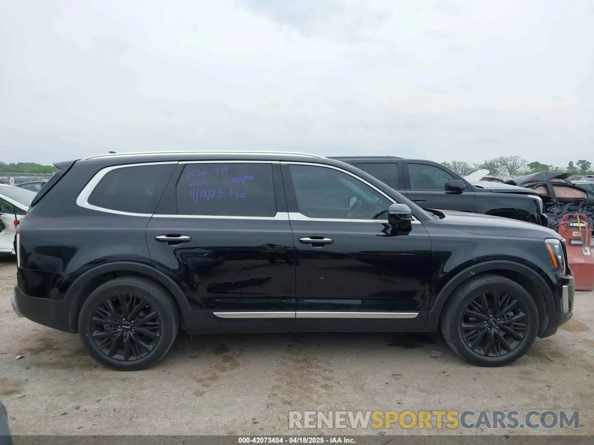 13 Photograph of a damaged car 5XYP5DHC4NG249036 KIA TELLURIDE 2022
