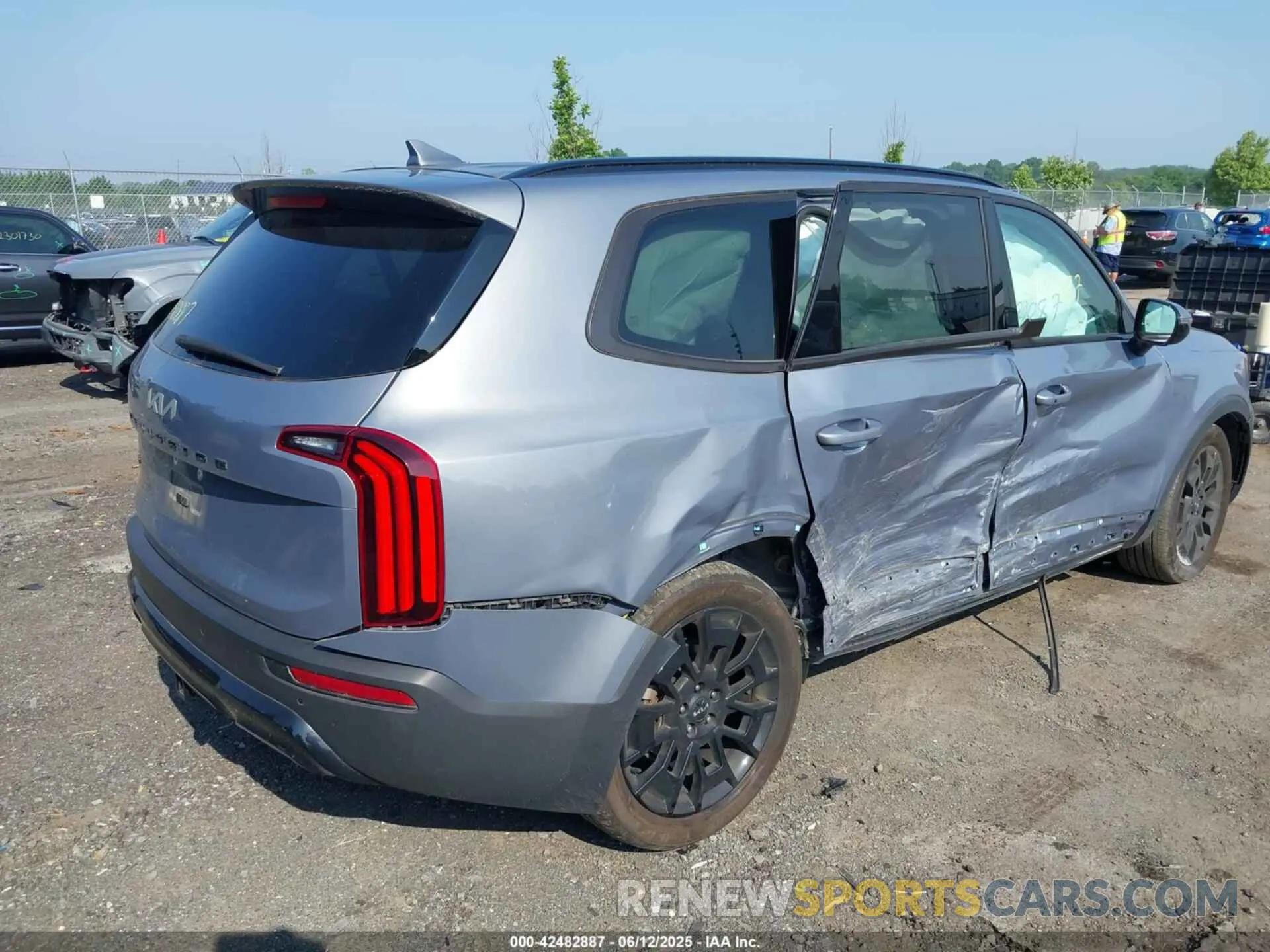 4 Photograph of a damaged car 5XYP5DHC6NG267070 KIA TELLURIDE 2022