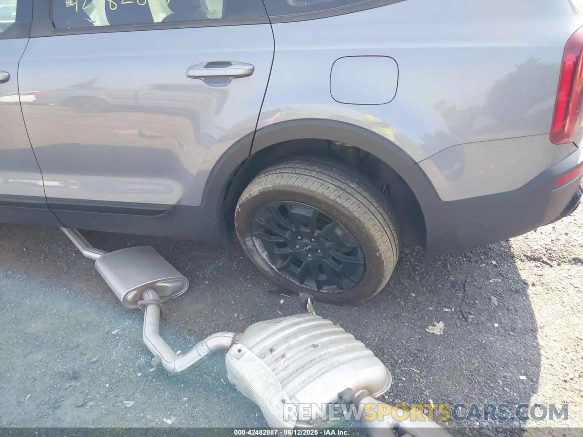 6 Photograph of a damaged car 5XYP5DHC6NG267070 KIA TELLURIDE 2022