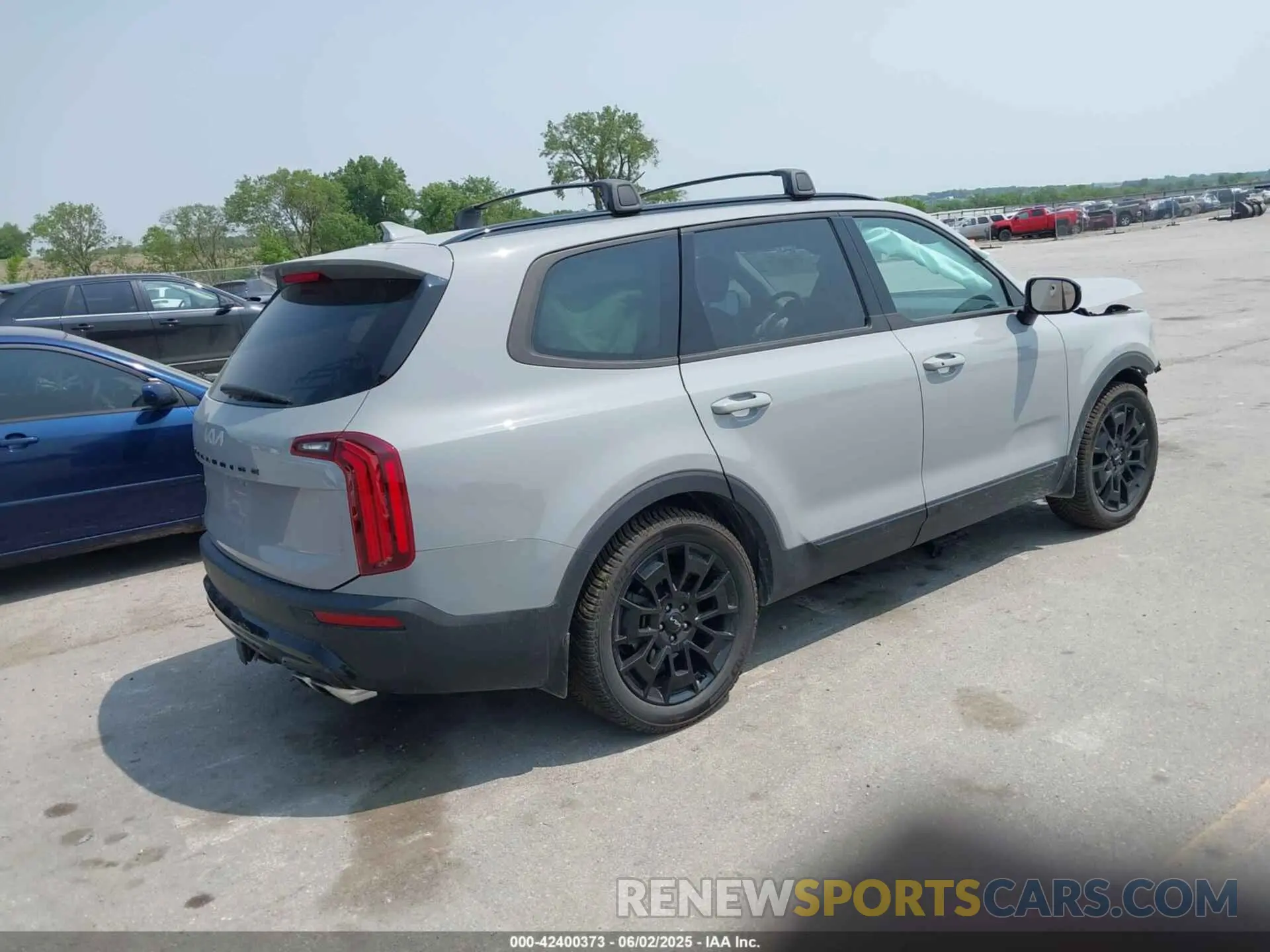 4 Photograph of a damaged car 5XYP5DHC7NG262332 KIA TELLURIDE 2022