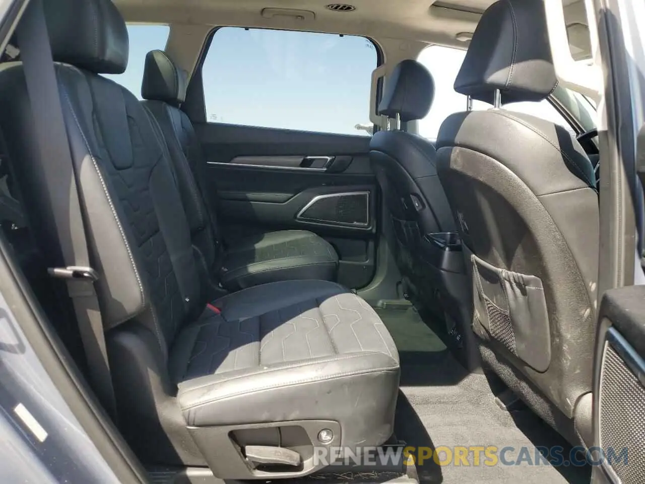 11 Photograph of a damaged car 5XYP5DHC8NG295985 KIA TELLURIDE 2022