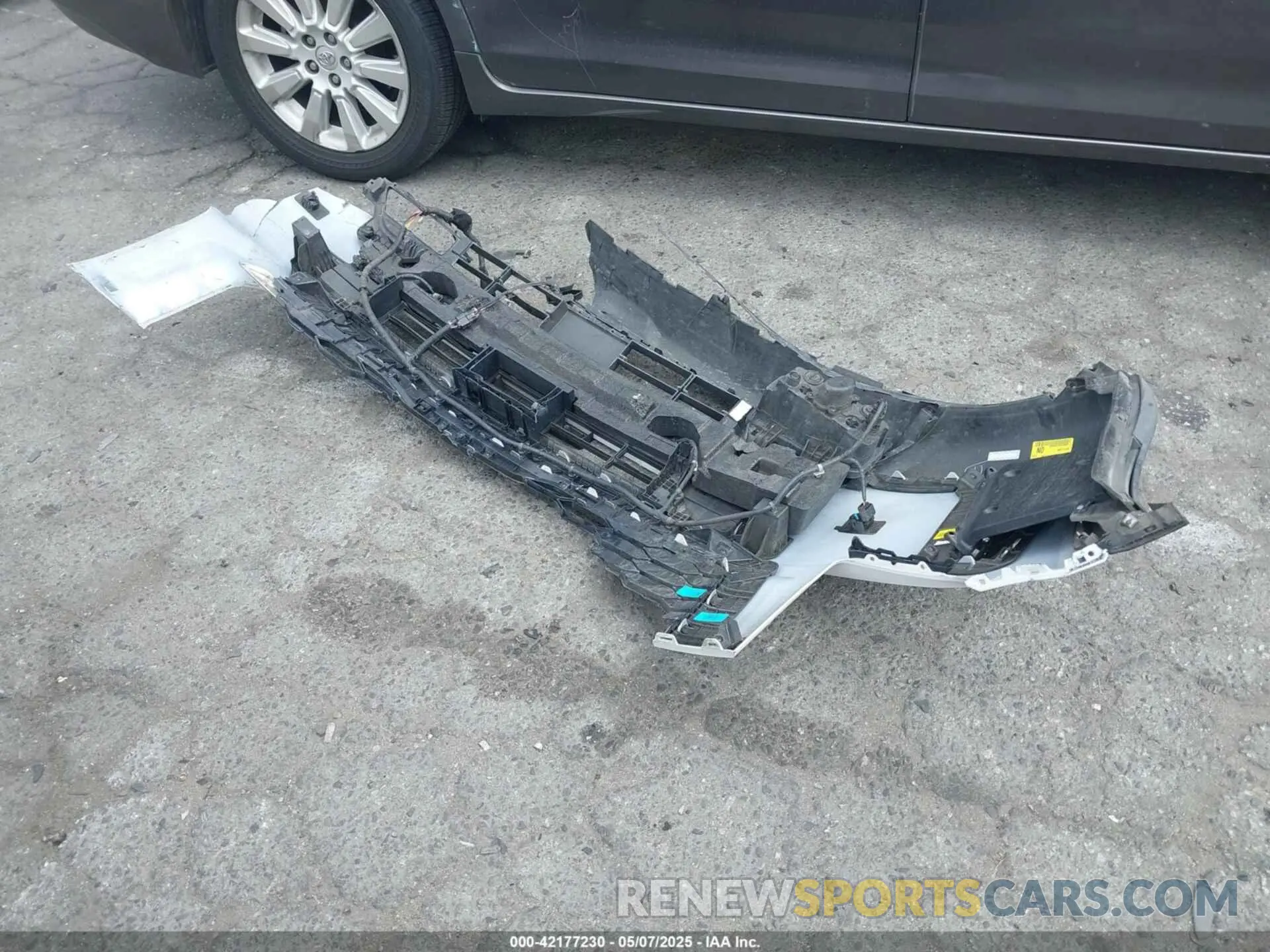 12 Photograph of a damaged car 5XYP5DHC9NG247668 KIA TELLURIDE 2022