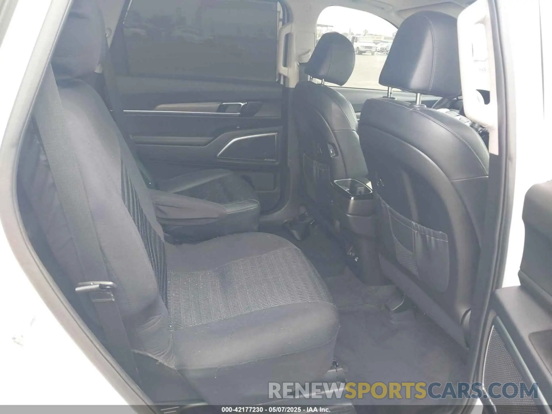 8 Photograph of a damaged car 5XYP5DHC9NG247668 KIA TELLURIDE 2022