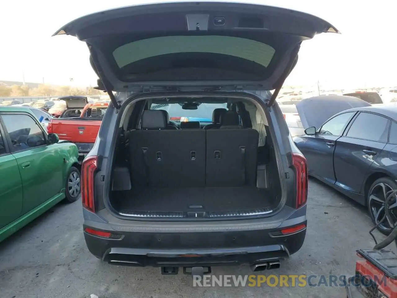 6 Photograph of a damaged car 5XYP5DHC9NG284252 KIA TELLURIDE 2022