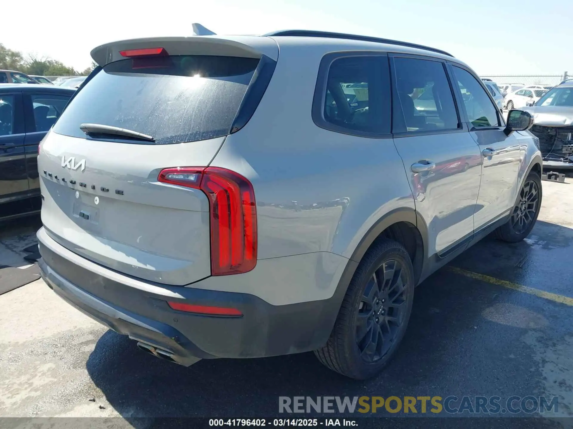 4 Photograph of a damaged car 5XYP5DHC9NG289323 KIA TELLURIDE 2022