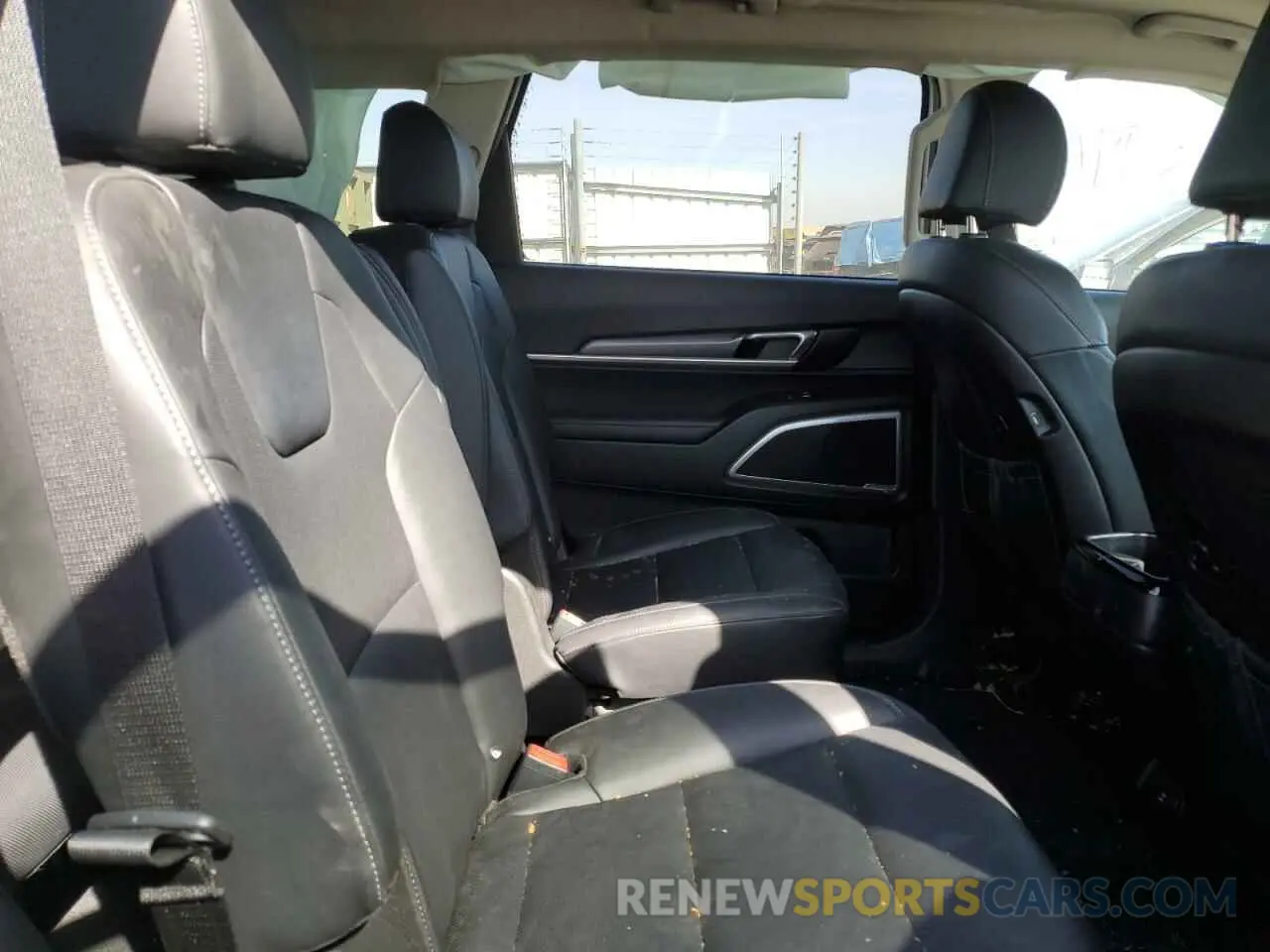 11 Photograph of a damaged car 5XYP6DHC1NG324448 KIA TELLURIDE 2022