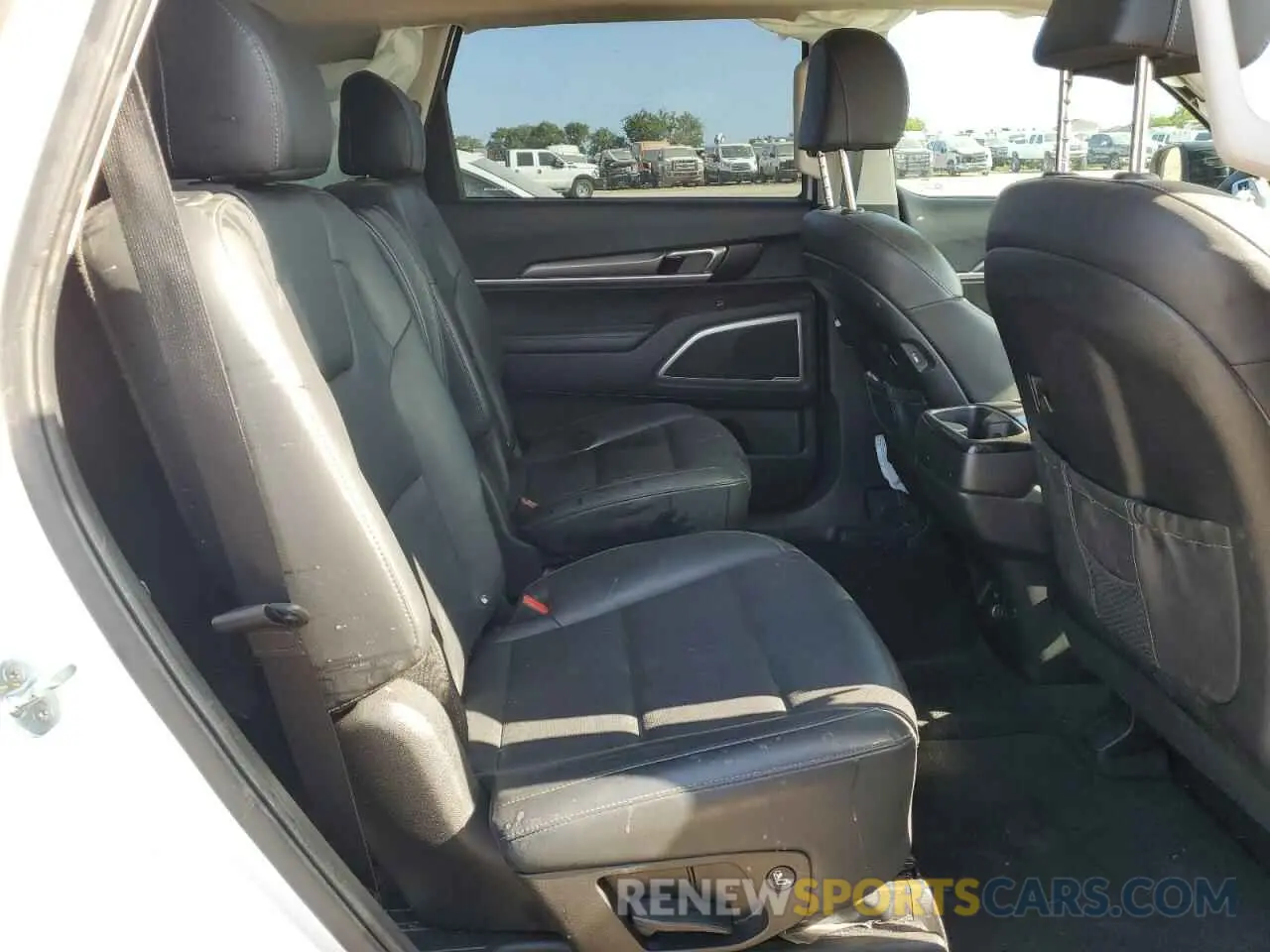 11 Photograph of a damaged car 5XYP6DHC2NG241756 KIA TELLURIDE 2022