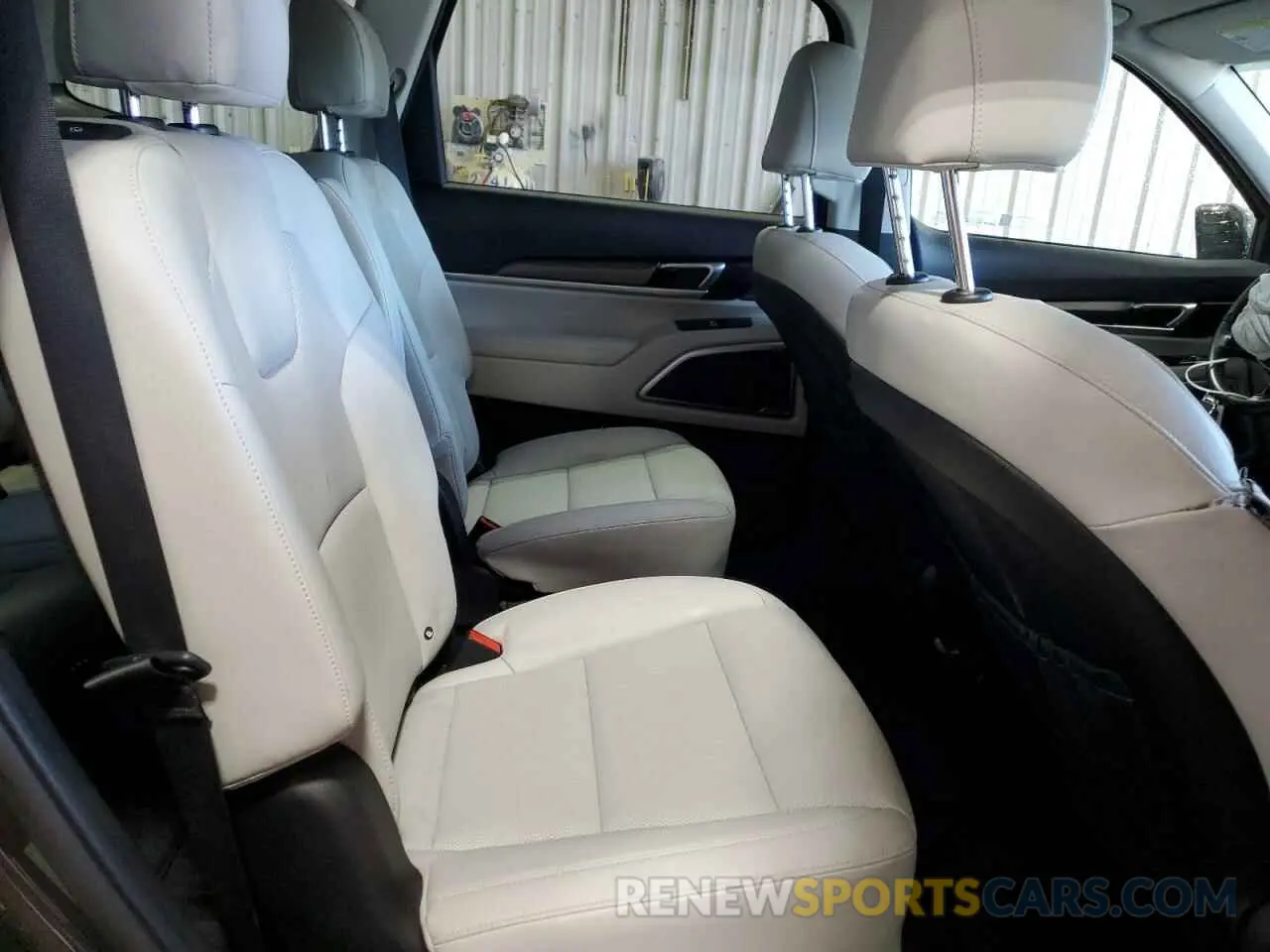11 Photograph of a damaged car 5XYP6DHC2NG285465 KIA TELLURIDE 2022