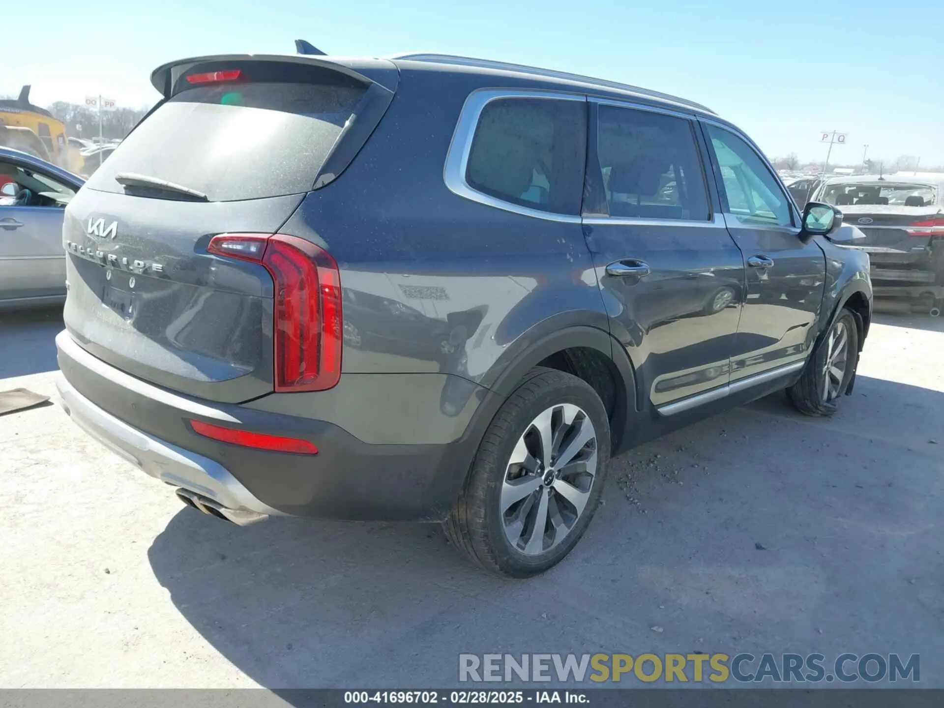4 Photograph of a damaged car 5XYP6DHC6NG236642 KIA TELLURIDE 2022