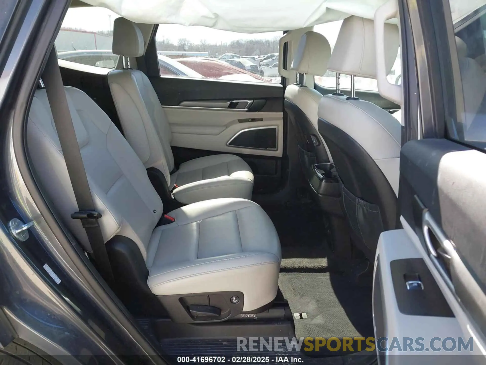 8 Photograph of a damaged car 5XYP6DHC6NG236642 KIA TELLURIDE 2022