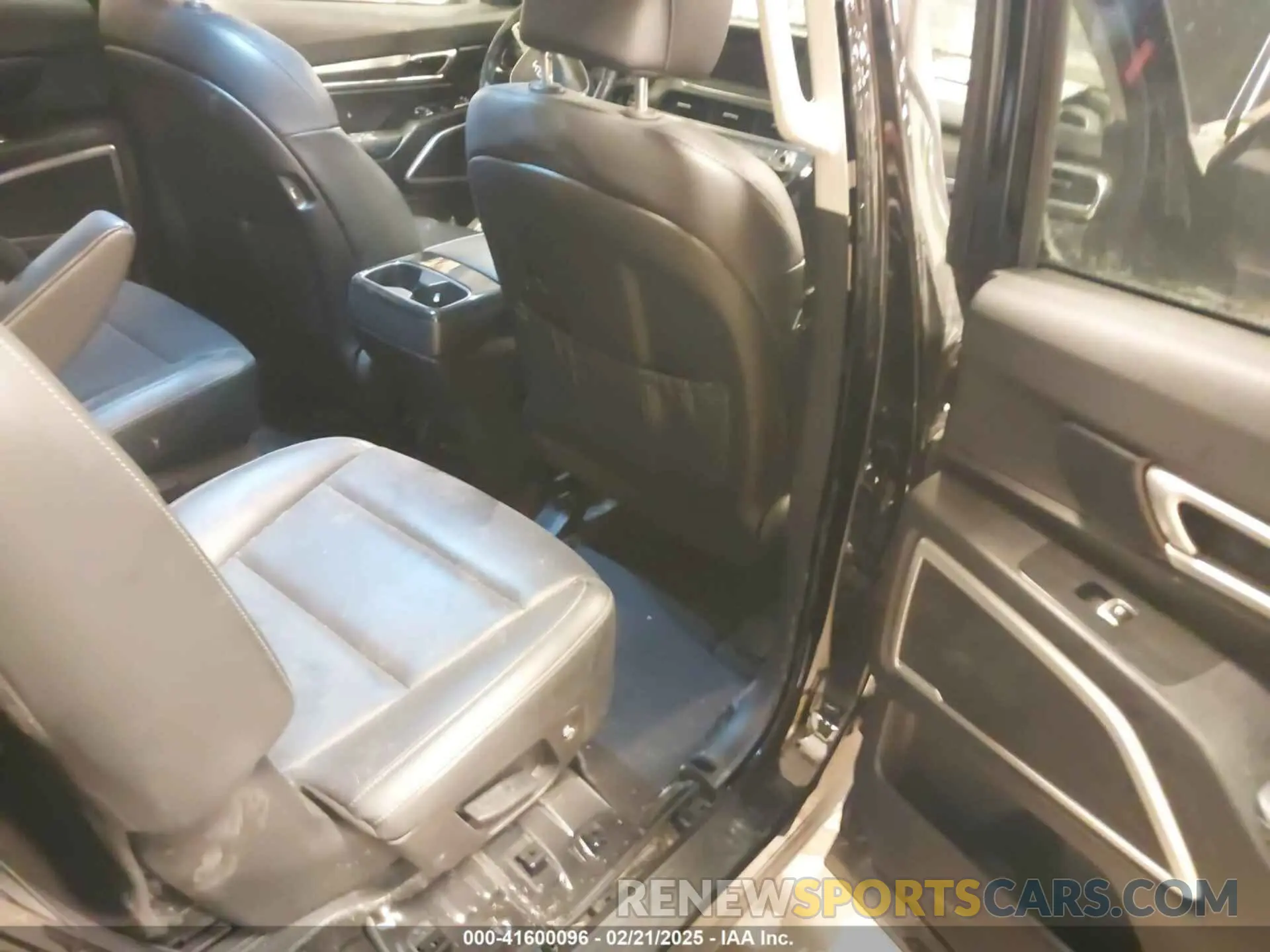 8 Photograph of a damaged car 5XYP6DHC7NG222796 KIA TELLURIDE 2022