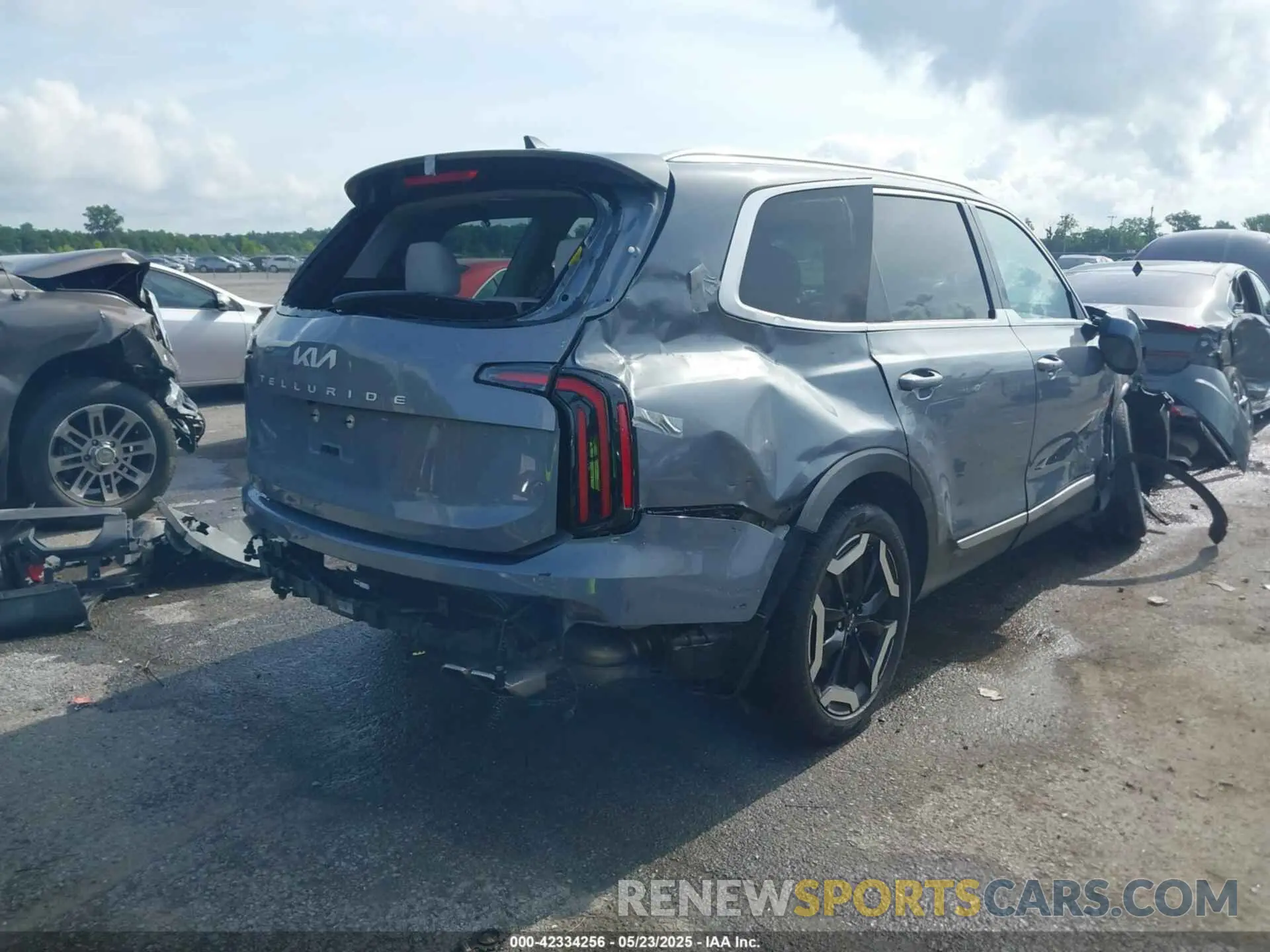 4 Photograph of a damaged car 5XYP34GC6PG382858 KIA TELLURIDE 2023