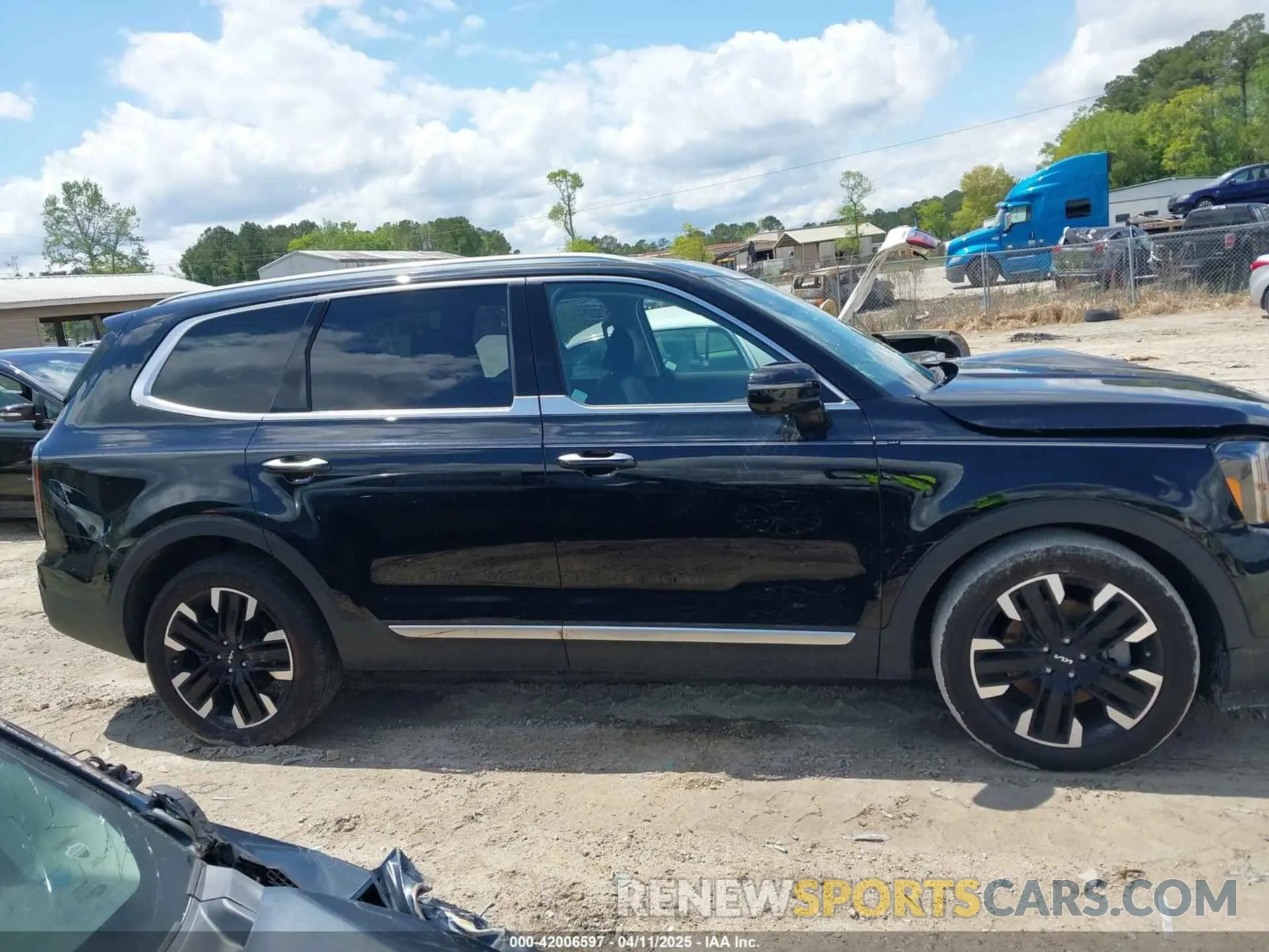 13 Photograph of a damaged car 5XYP5DGC3PG337368 KIA TELLURIDE 2023