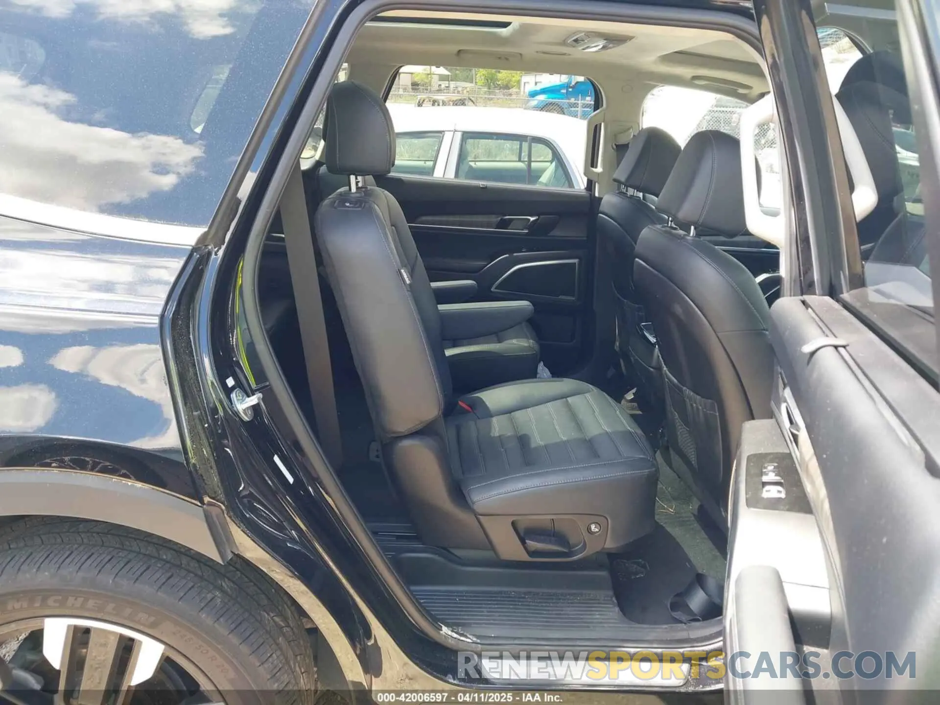 8 Photograph of a damaged car 5XYP5DGC3PG337368 KIA TELLURIDE 2023