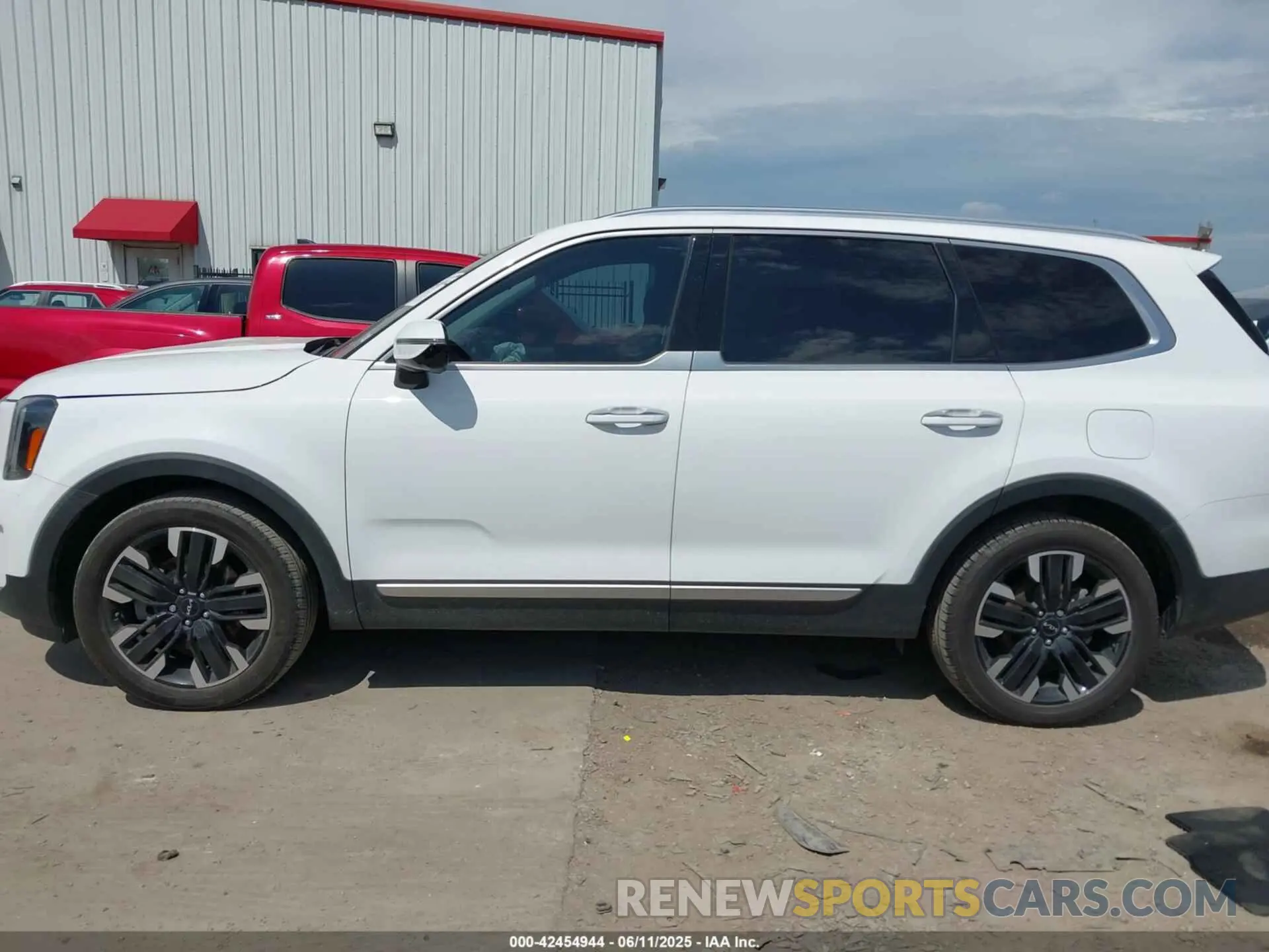 13 Photograph of a damaged car 5XYP5DGC3PG365574 KIA TELLURIDE 2023