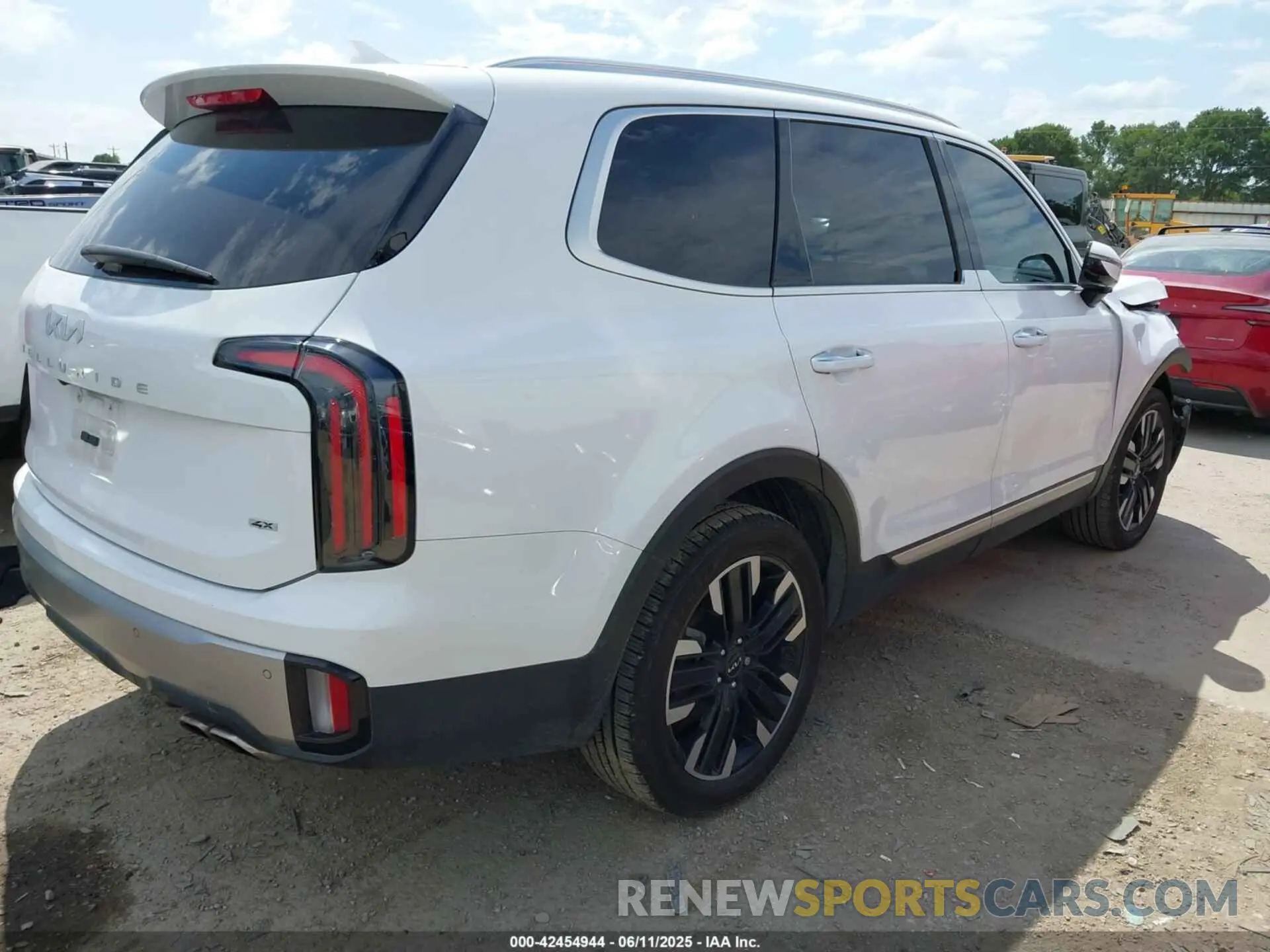 4 Photograph of a damaged car 5XYP5DGC3PG365574 KIA TELLURIDE 2023