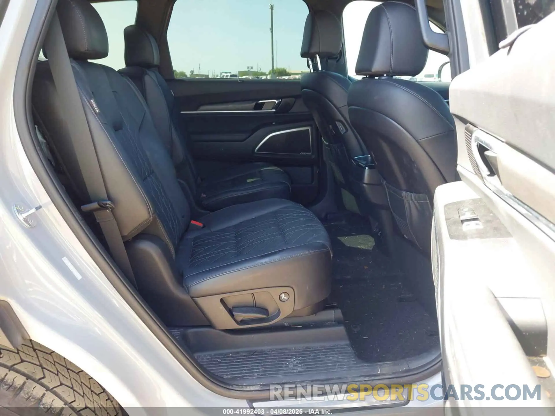 8 Photograph of a damaged car 5XYP5DGC5PG385874 KIA TELLURIDE 2023
