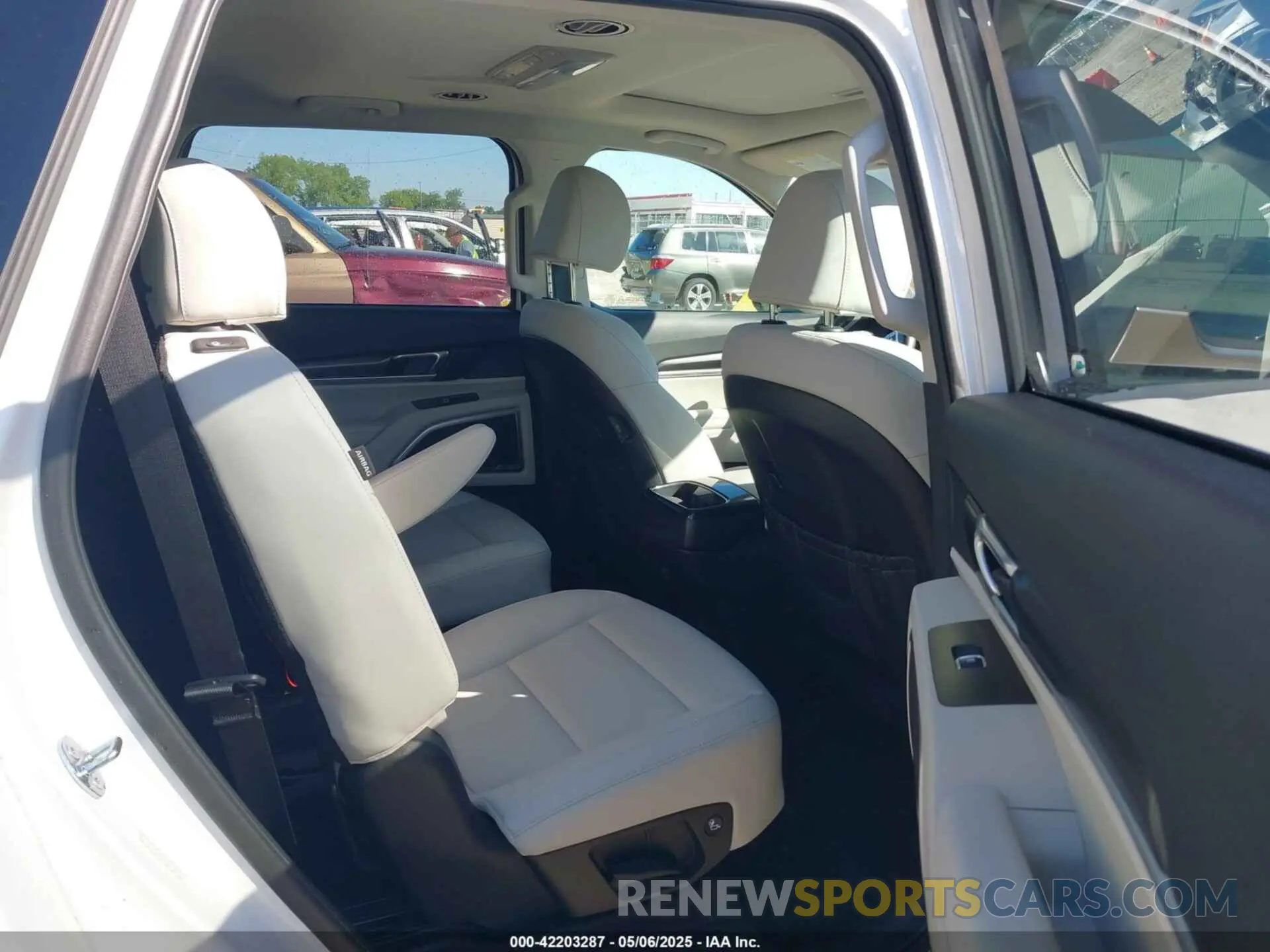 8 Photograph of a damaged car 5XYP64GC0PG365299 KIA TELLURIDE 2023