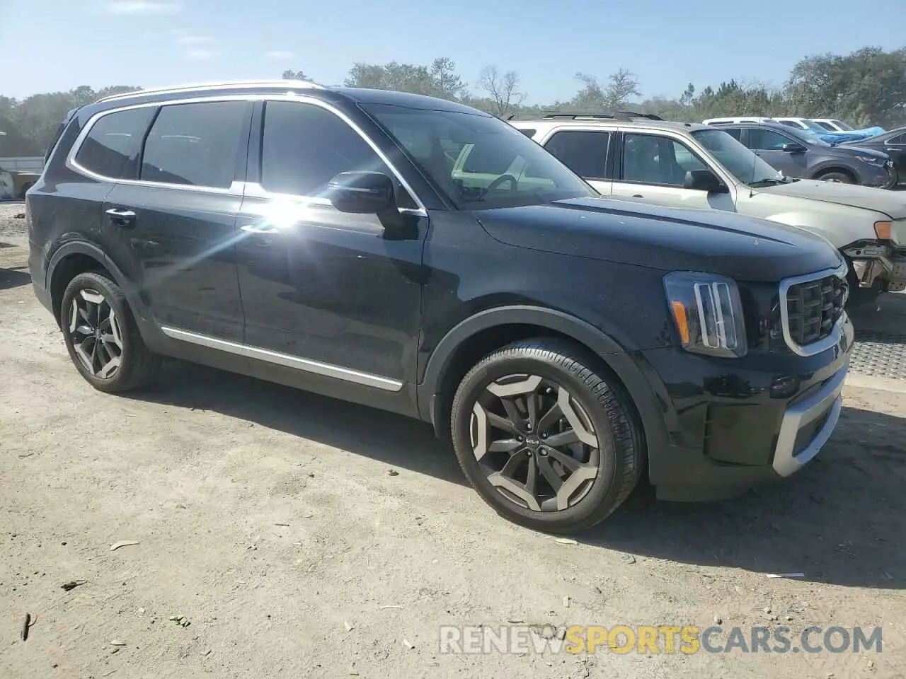 4 Photograph of a damaged car 5XYP64GC0PG370308 KIA TELLURIDE 2023