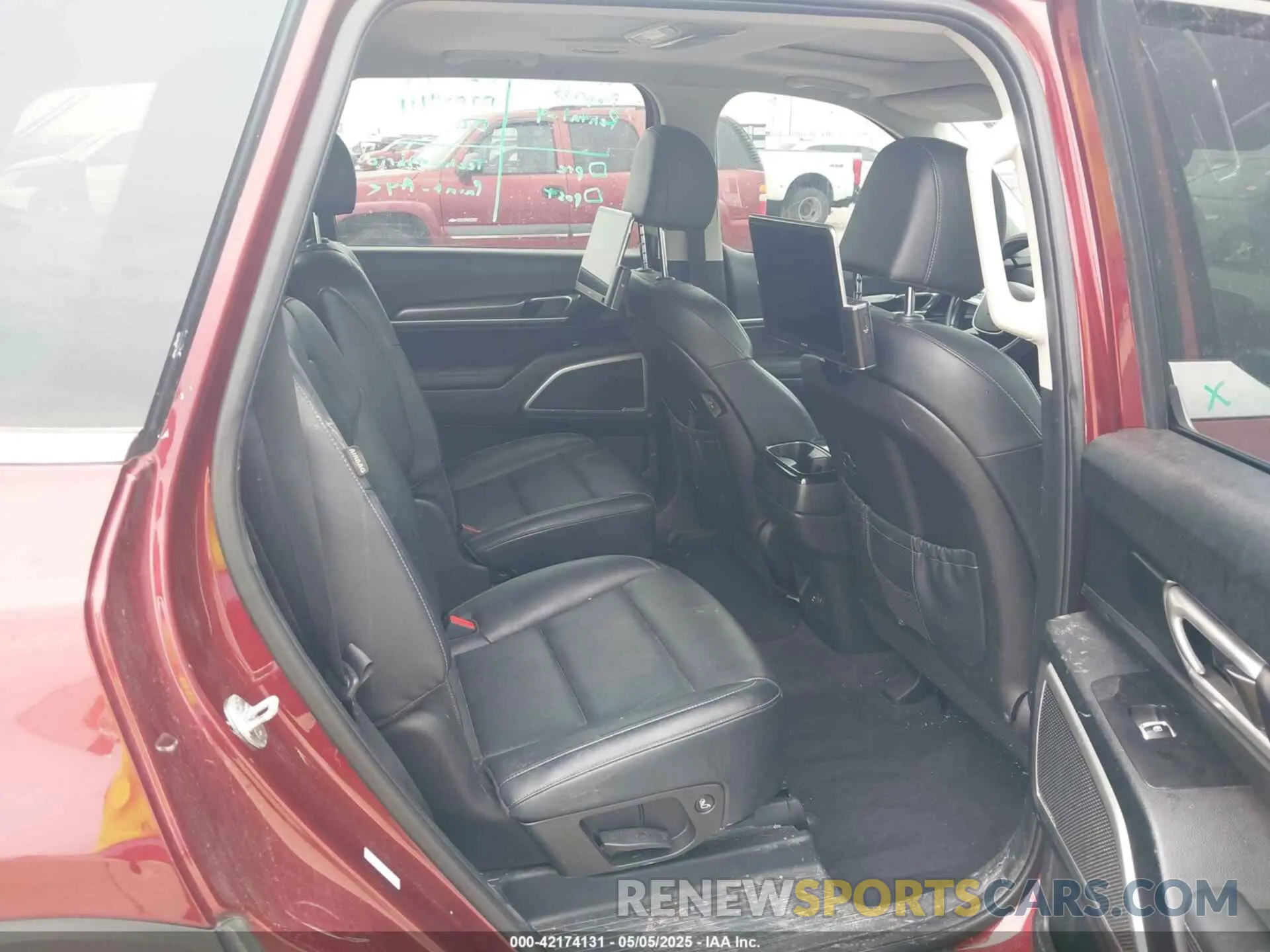 8 Photograph of a damaged car 5XYP64GC1PG352240 KIA TELLURIDE 2023
