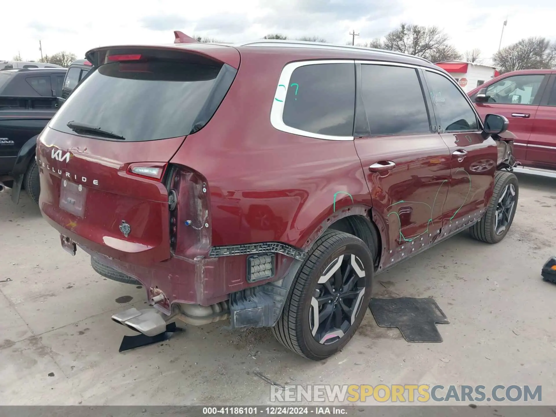 4 Photograph of a damaged car 5XYP64GC9PG330809 KIA TELLURIDE 2023