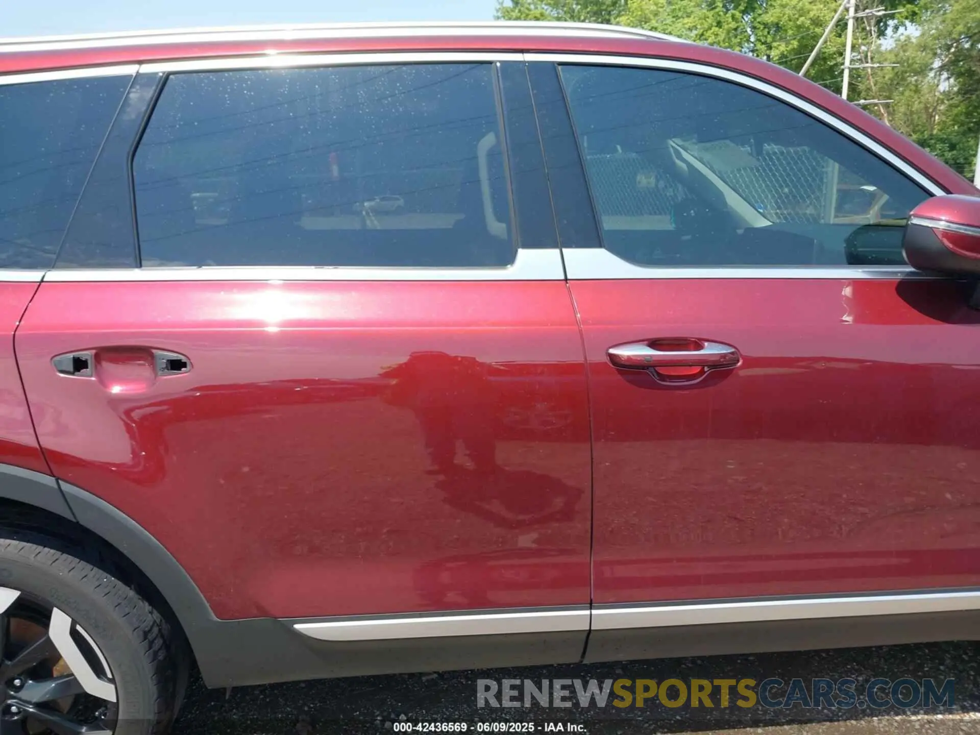 13 Photograph of a damaged car 5XYP6DGC6PG338527 KIA TELLURIDE 2023
