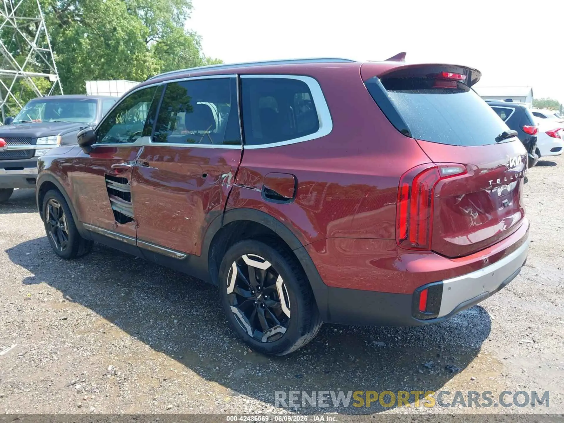 3 Photograph of a damaged car 5XYP6DGC6PG338527 KIA TELLURIDE 2023